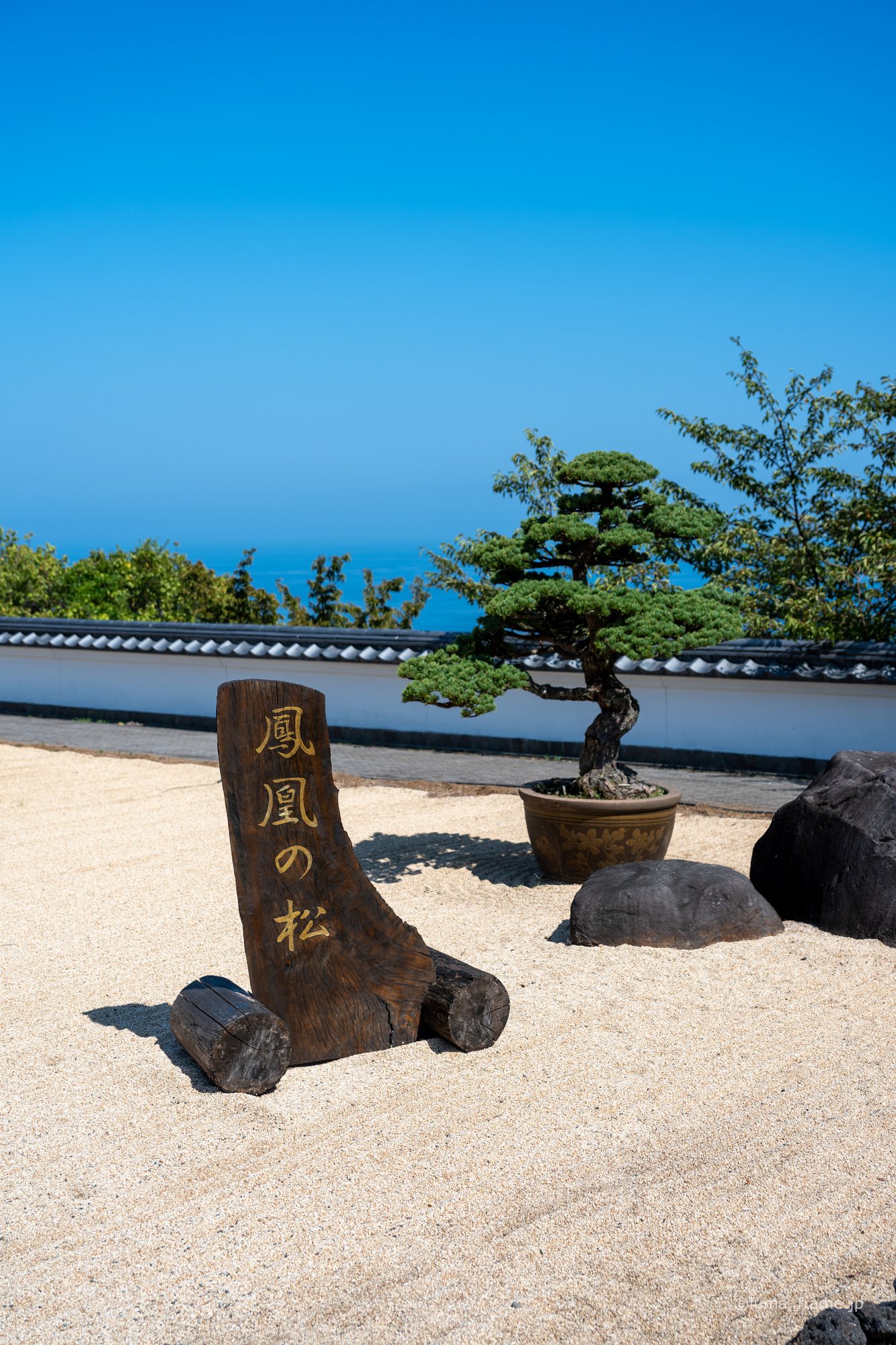 砂利と盆栽 / 熱海で撮影した風景写真。Gravel and Bonsai (Nikon Z6III / LUMA Frame)