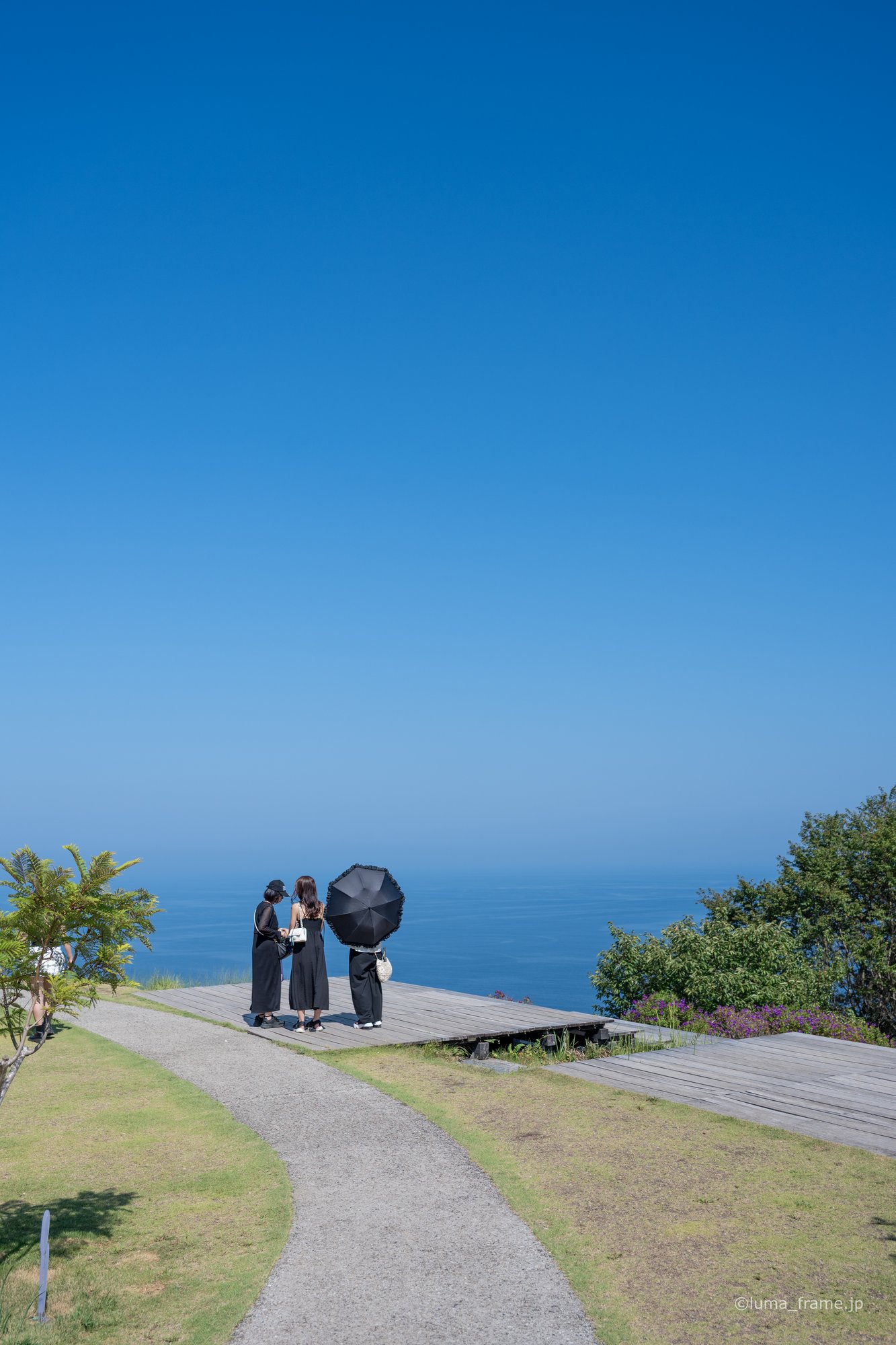 海を見つめる人 / 熱海で撮影したスナップ。Gazing at the Sea (Nikon Z6III / LUMA Frame)