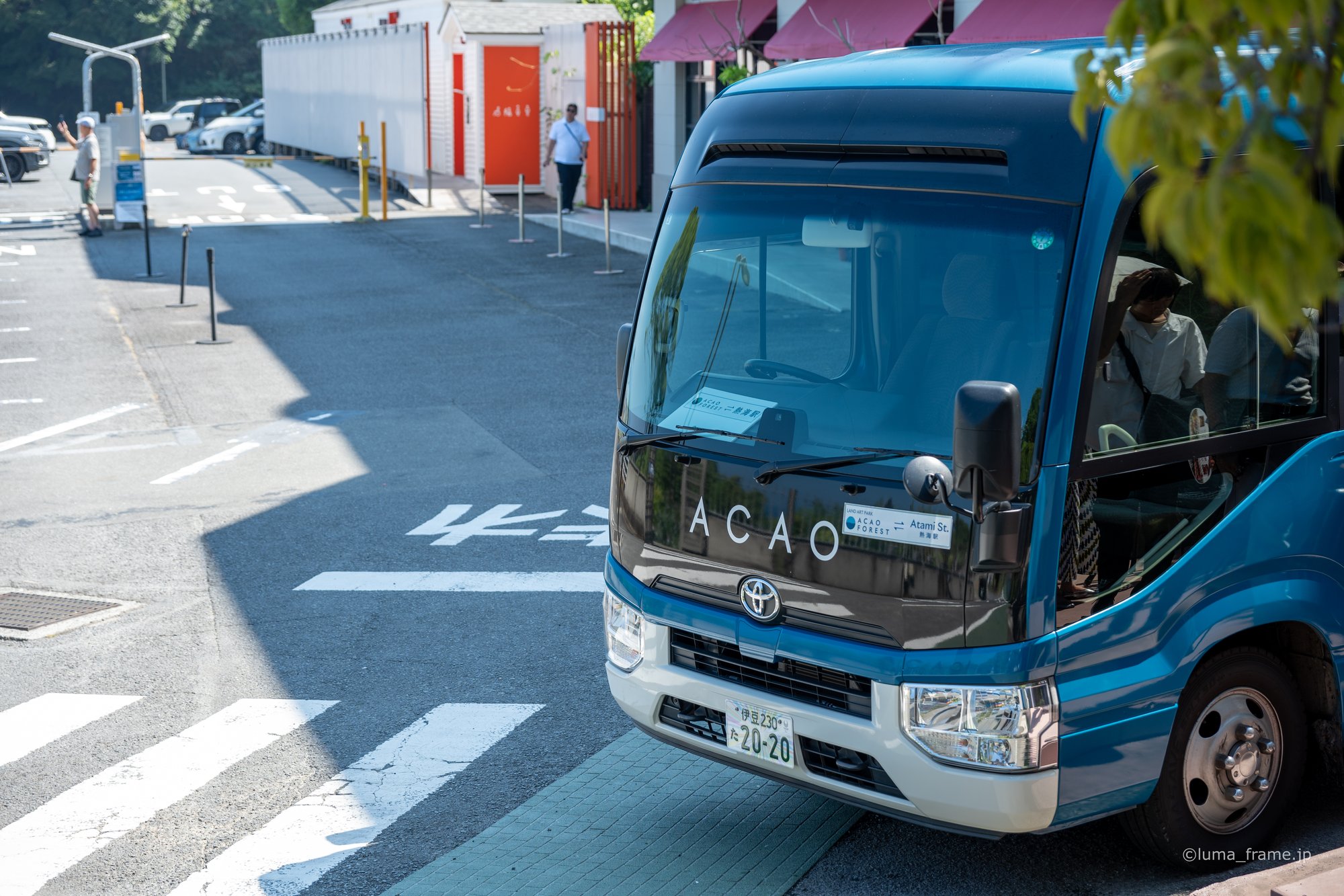 送迎のバス / 熱海で撮影したスナップ。The Shuttle Bus (Nikon Z6III / LUMA Frame)