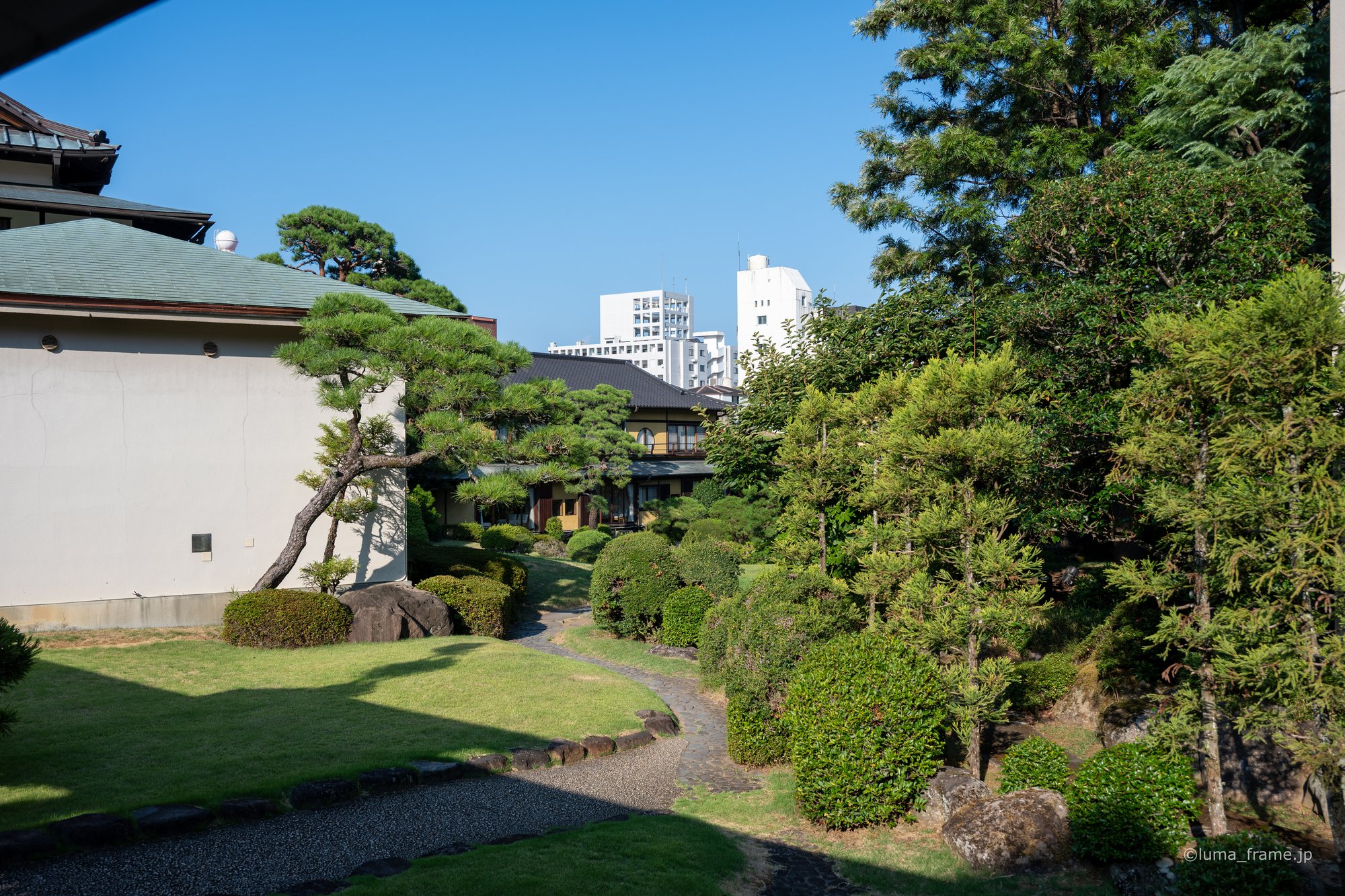 庭から見る / 熱海で撮影した風景写真。Seen from the Garden (Nikon Z6III / LUMA Frame)