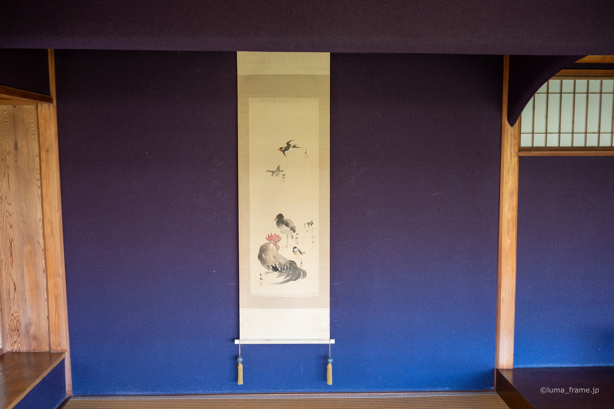 紫の壁と掛け軸 / 熱海で撮影した風景写真。Scroll on a Violet Wall (Nikon Z6III / LUMA Frame)