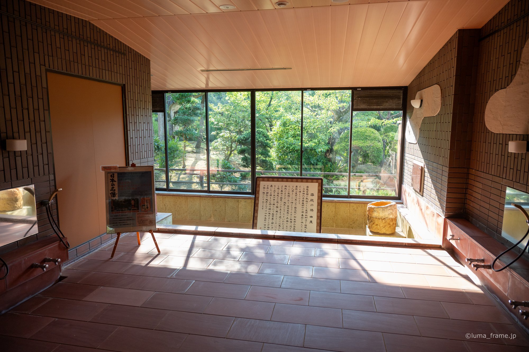 窓辺の和室 / 熱海で撮影した風景写真。Tatami by the Window (Nikon Z6III / LUMA Frame)