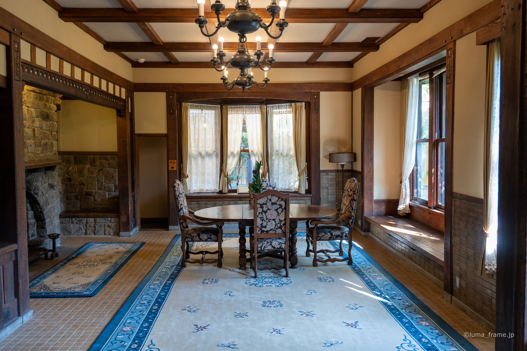 洋間のシャンデリア / 熱海で撮影した風景写真。Chandelier in the Western Room (Nikon Z6III / LUMA Frame)