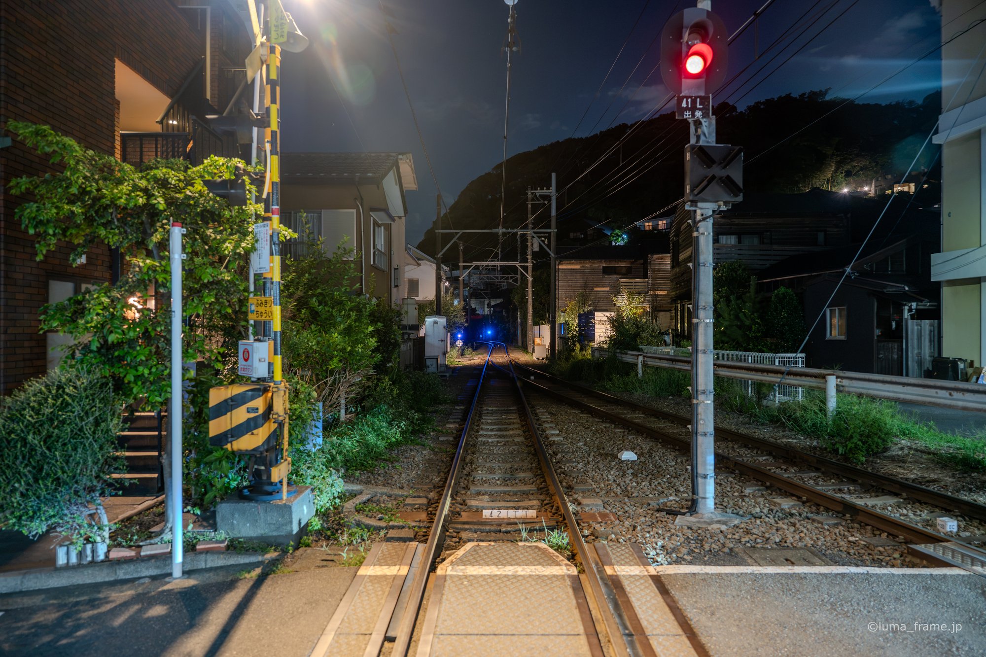 夜の踏切 / 湘南・江ノ島で撮影した風景写真。The Crossing at Night (Nikon Z6III / LUMA Frame)