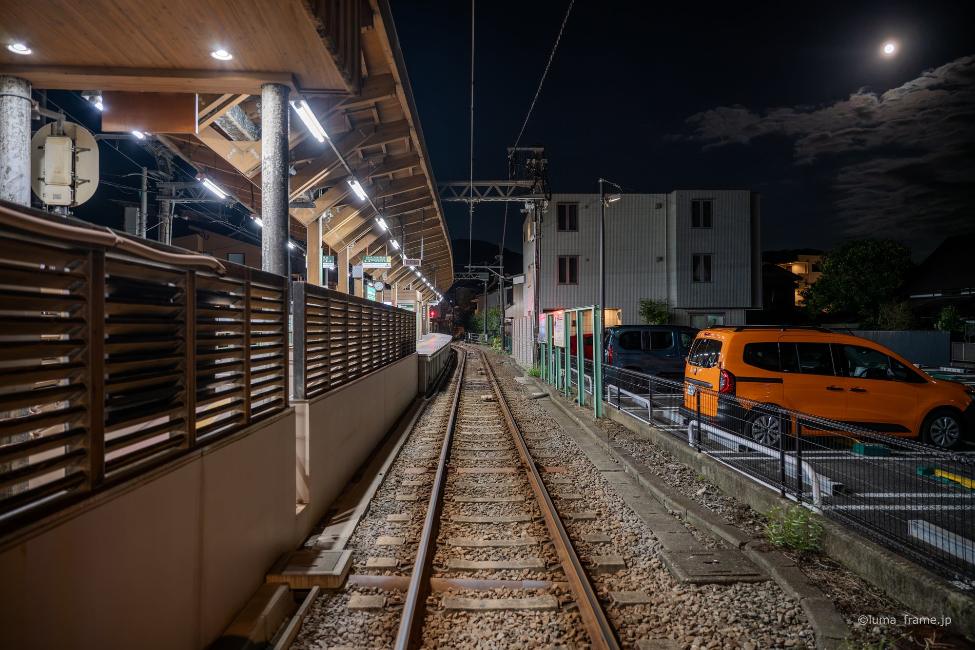 夜の線路 / 湘南・江ノ島で撮影した風景写真。Tracks After Dark (Nikon Z6III / LUMA Frame)
