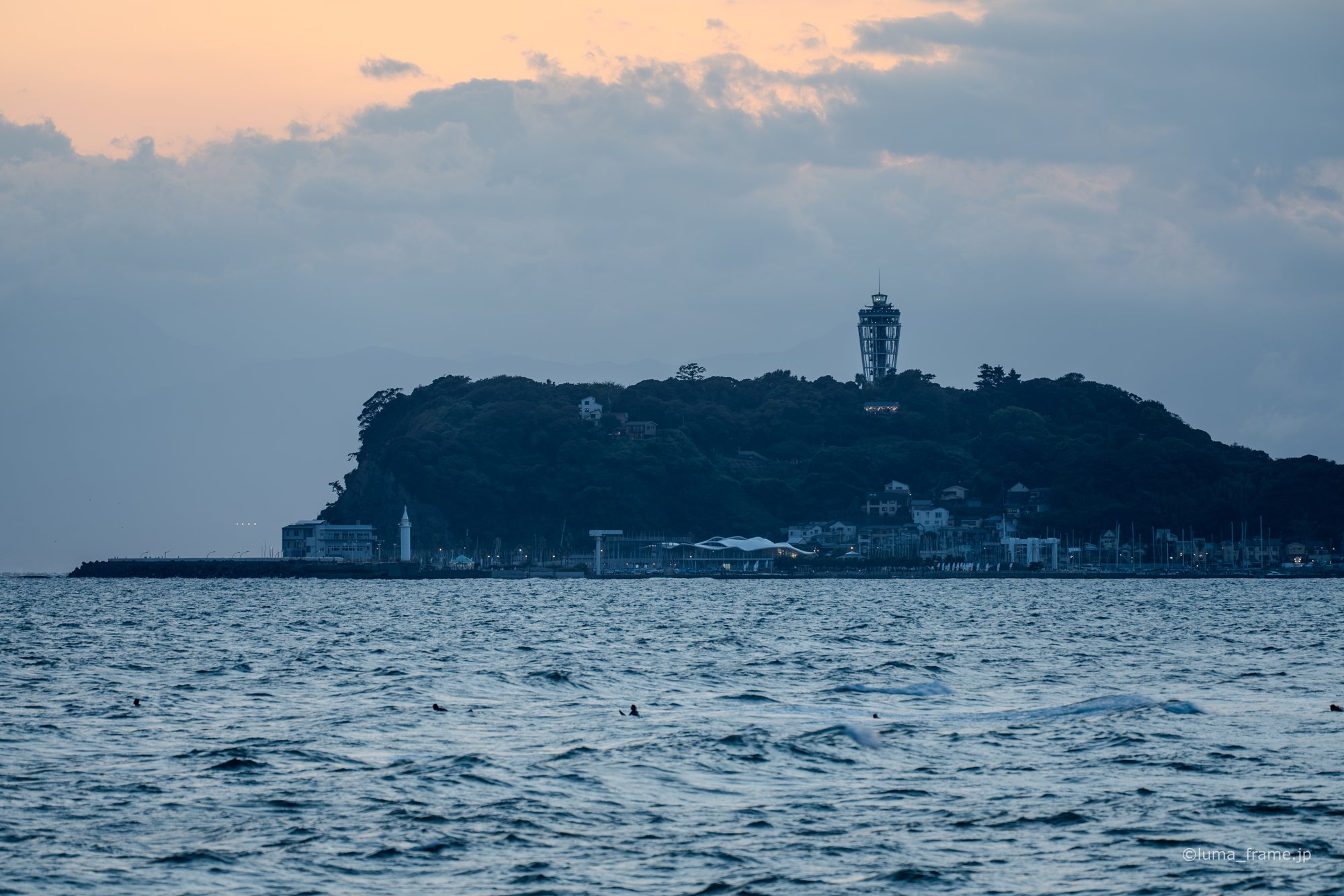 群青の海と島 / 湘南・江ノ島で撮影した風景写真。The Island in Deep Blue (Nikon Z6III / LUMA Frame)