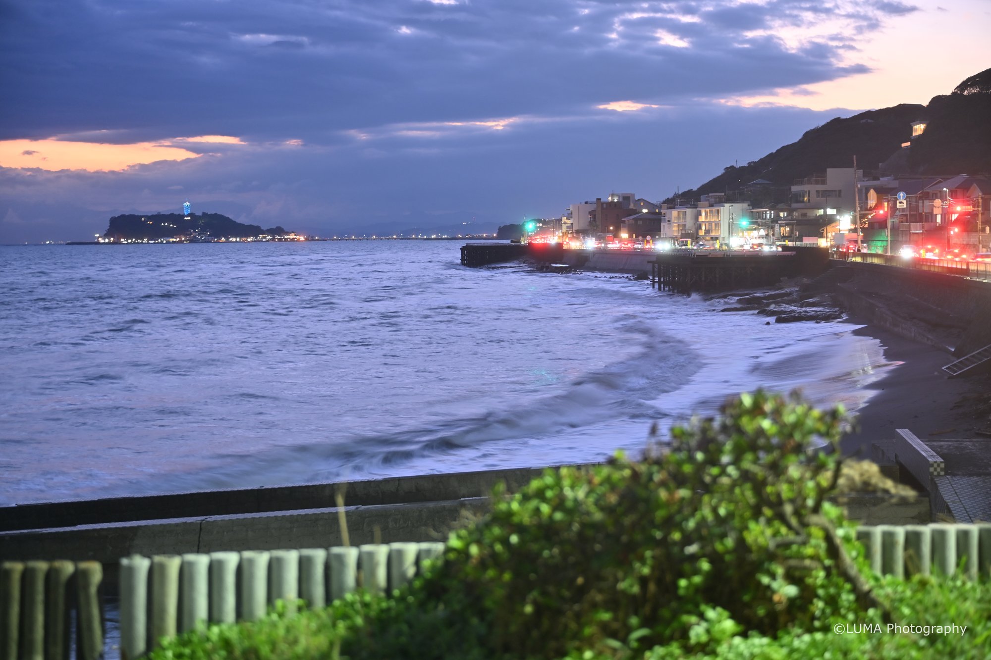 荒波と江ノ島 / 湘南・江ノ島で撮影した風景写真。Rough Waves & Enoshima (Nikon Z6III / LUMA Frame)