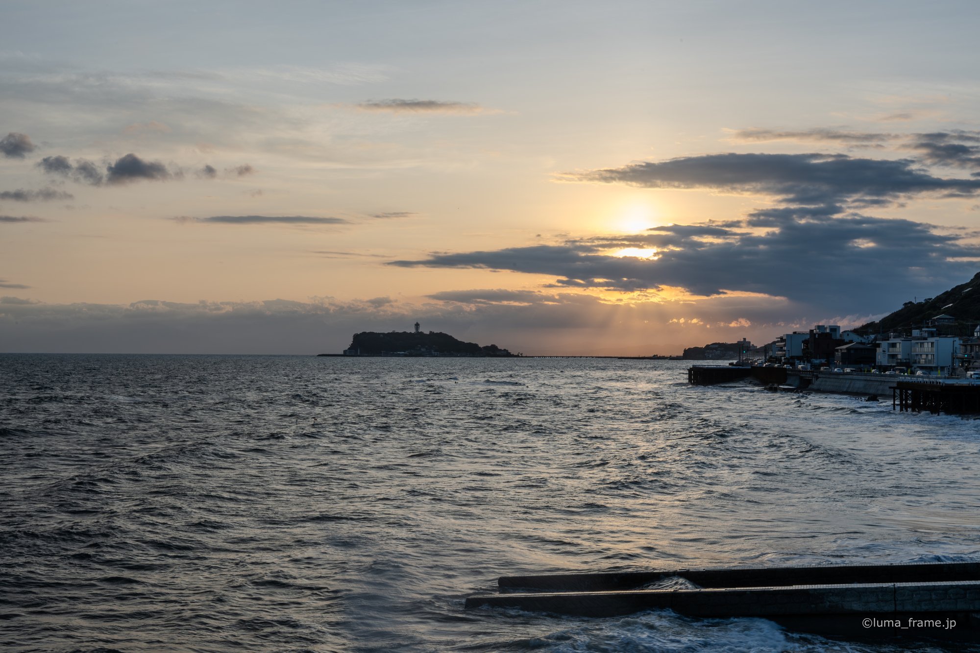 江ノ島に日が落ちる / 湘南・江ノ島で撮影した風景写真。Sun Setting by Enoshima (Nikon Z6III / LUMA Frame)