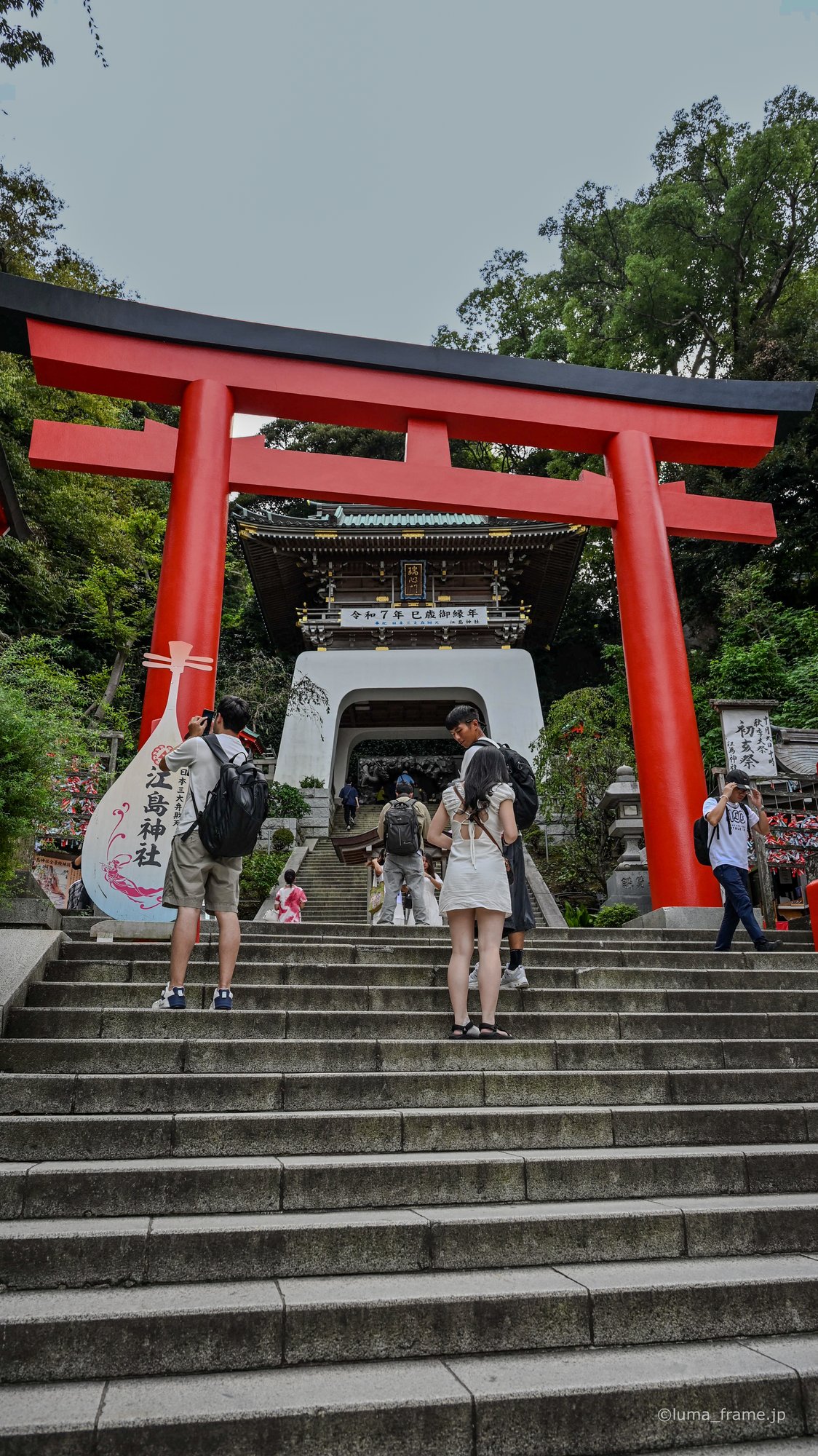 鳥居の石段 / 湘南・江ノ島で撮影した風景写真。Steps Beneath the Torii (Nikon Z6III / LUMA Frame)