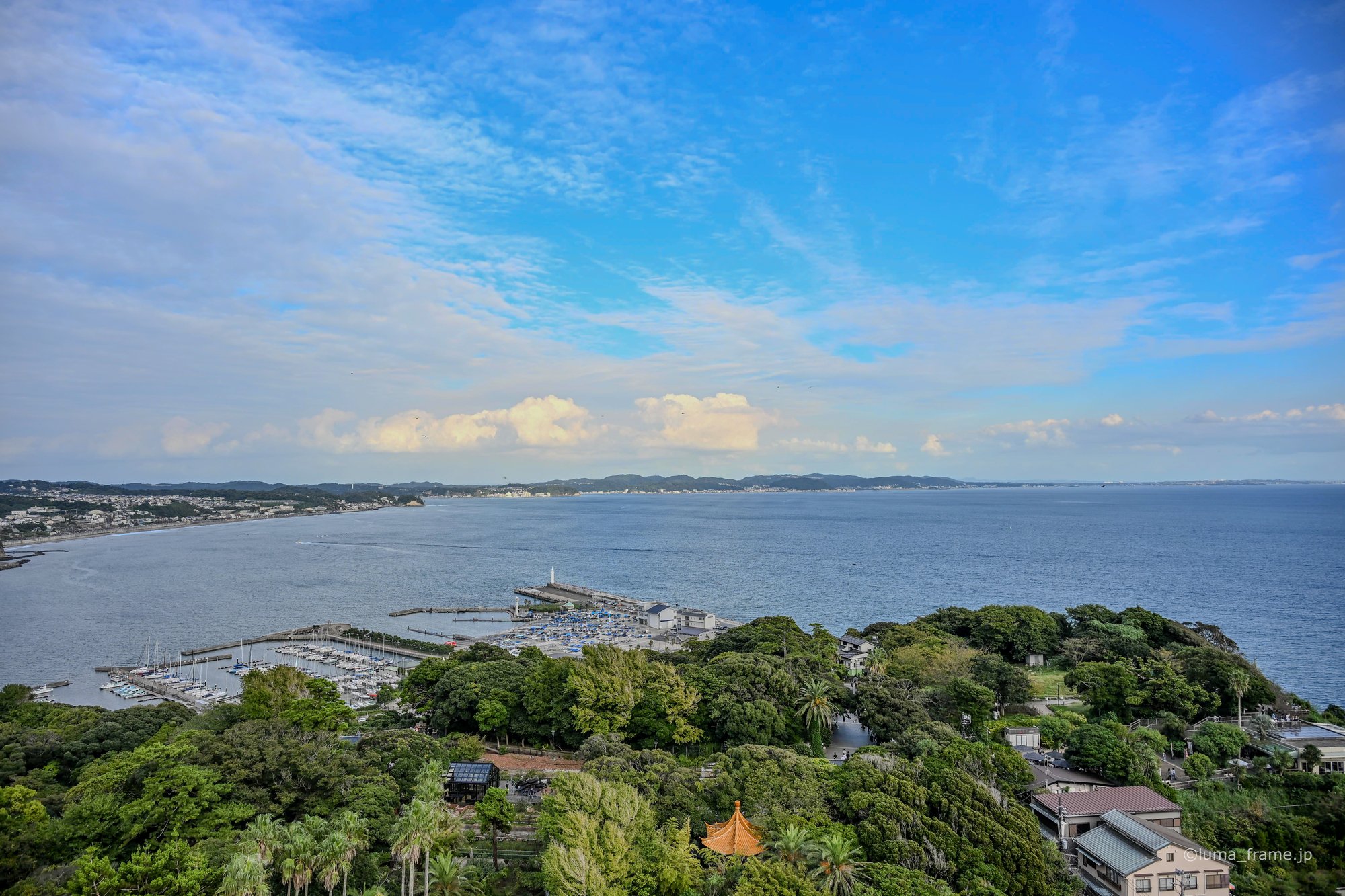 島から見る海岸線 / 湘南・江ノ島で撮影した風景写真。The Coast from the Island (Nikon Z6III / LUMA Frame)