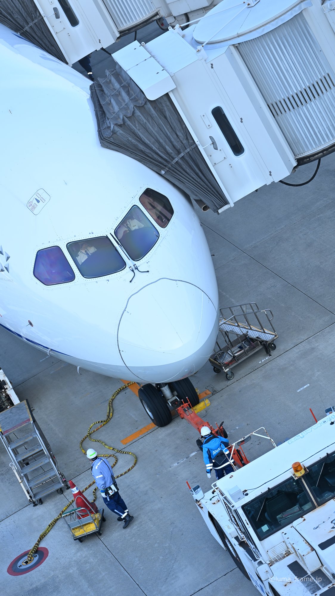見下ろす機首 / 羽田空港で撮影した航空写真。Nose from Above (Nikon Z6III / LUMA Frame)