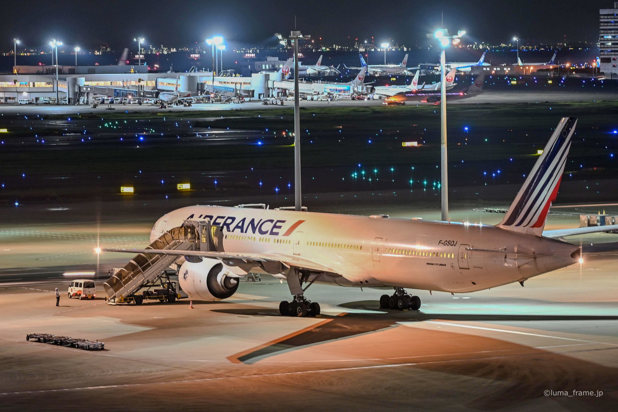 夜のエールフランス / 羽田空港で撮影した航空写真。Air France at Night (Nikon Z6III / LUMA Frame)