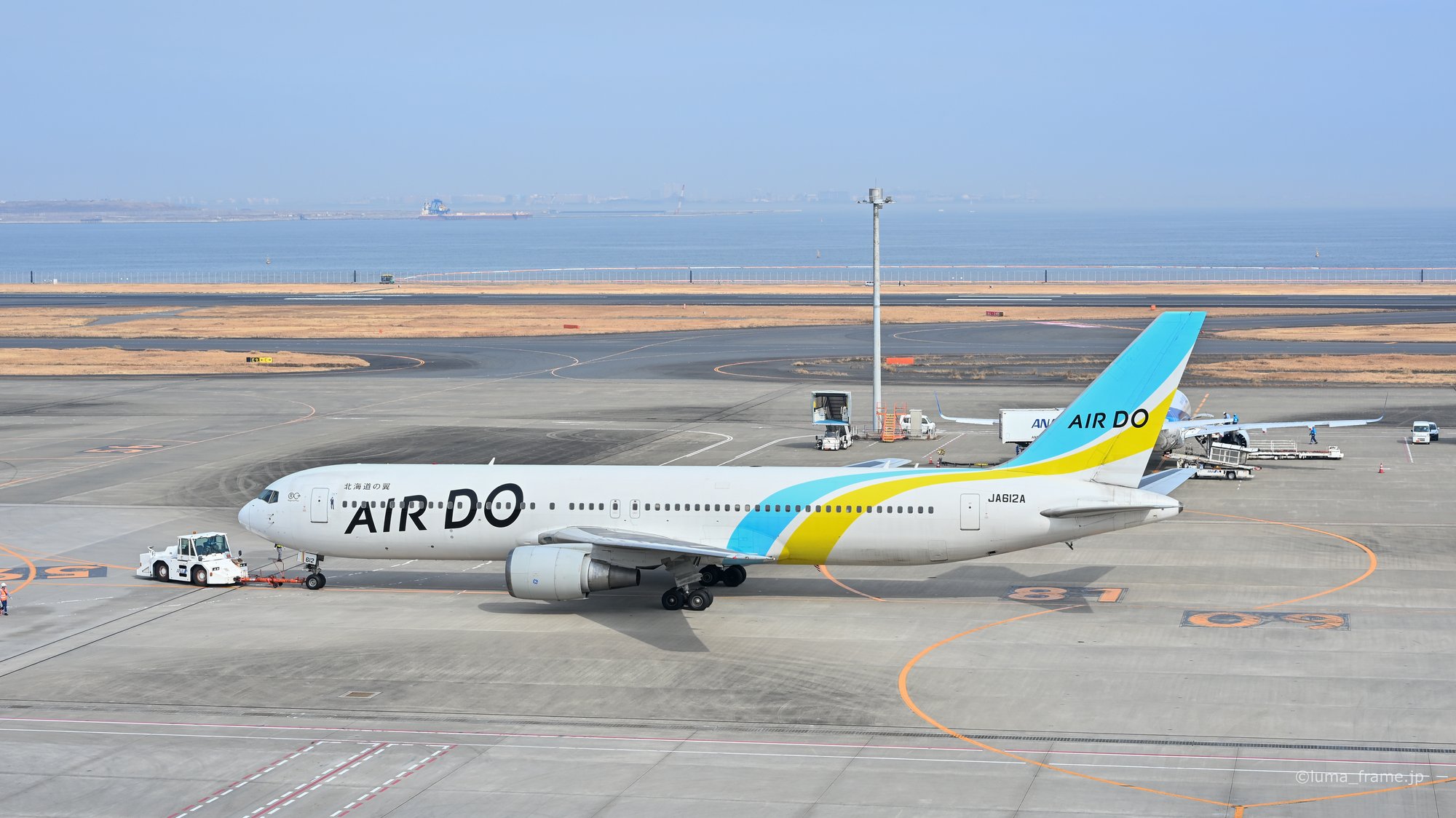 エア・ドゥの並び / 羽田空港で撮影した航空写真。AIRDO Lined Up (Nikon Z6III / LUMA Frame)