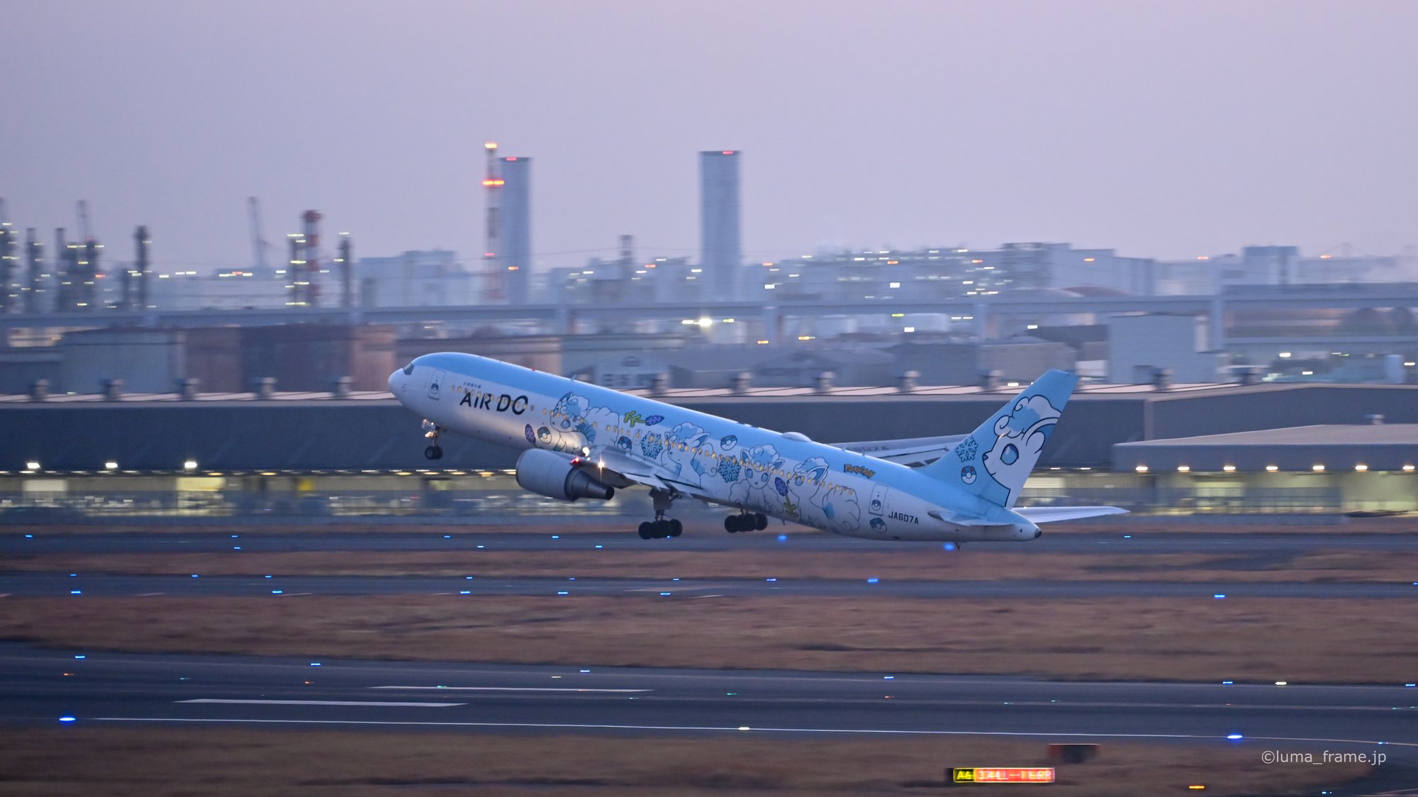 薄暮の離陸 / 羽田空港で撮影した航空写真。Departure at Twilight (Nikon Z6III / LUMA Frame)