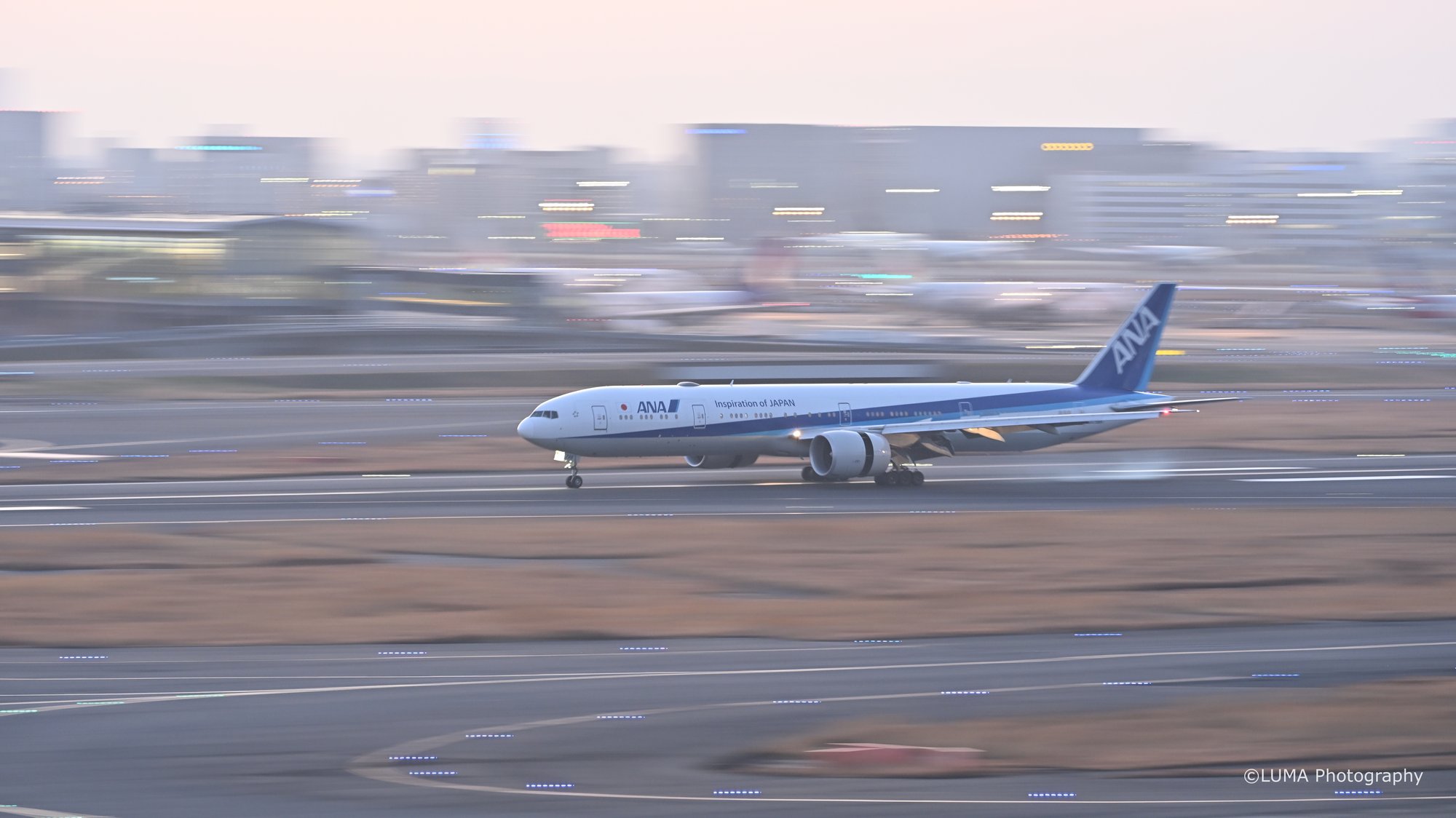 光の中を疾る / 羽田空港で撮影した航空写真。Racing Through Light (Nikon Z6III / LUMA Frame)
