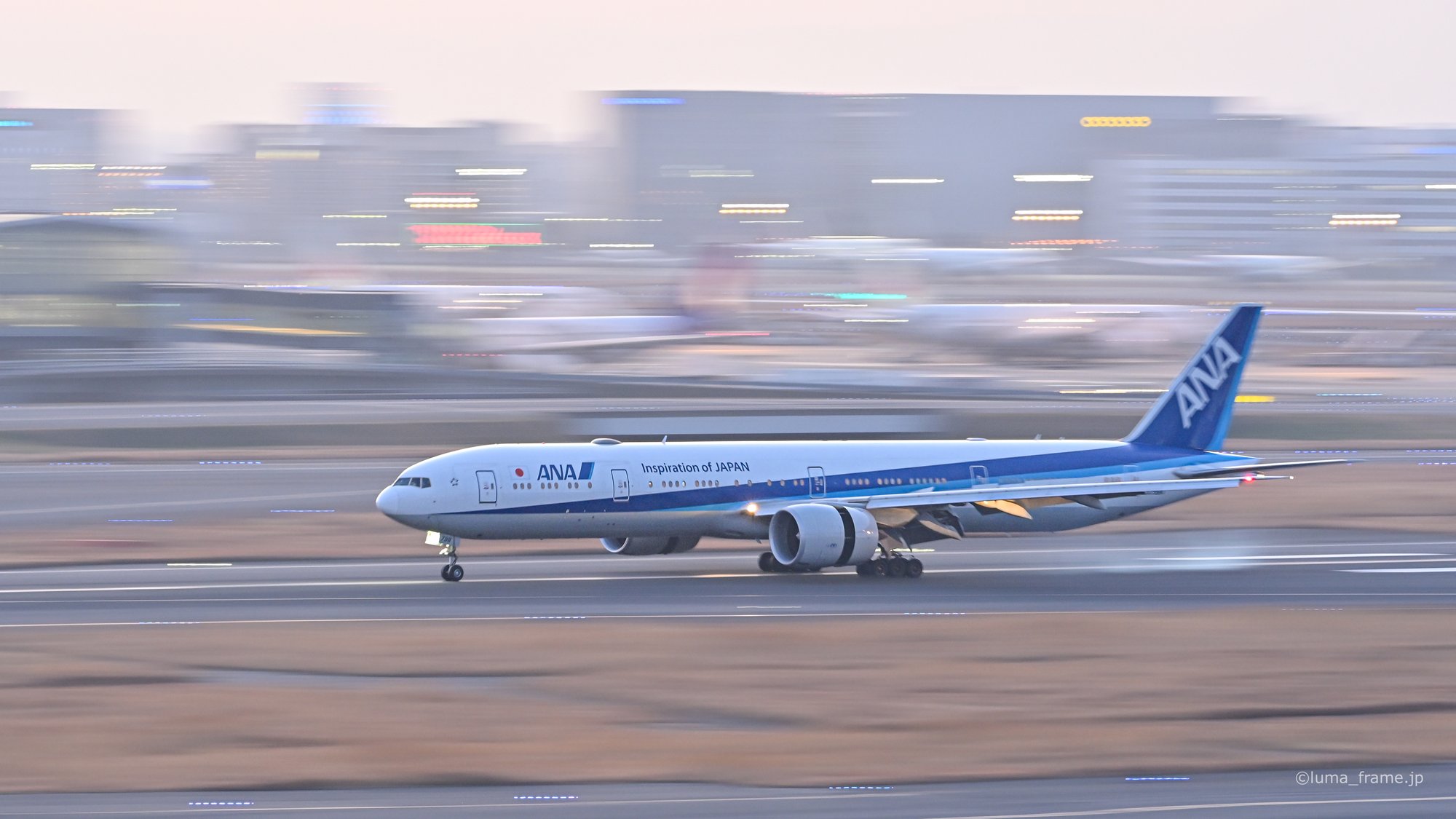 流れる777 / 羽田空港で撮影した航空写真。Panning the 777 (Nikon Z6III / LUMA Frame)