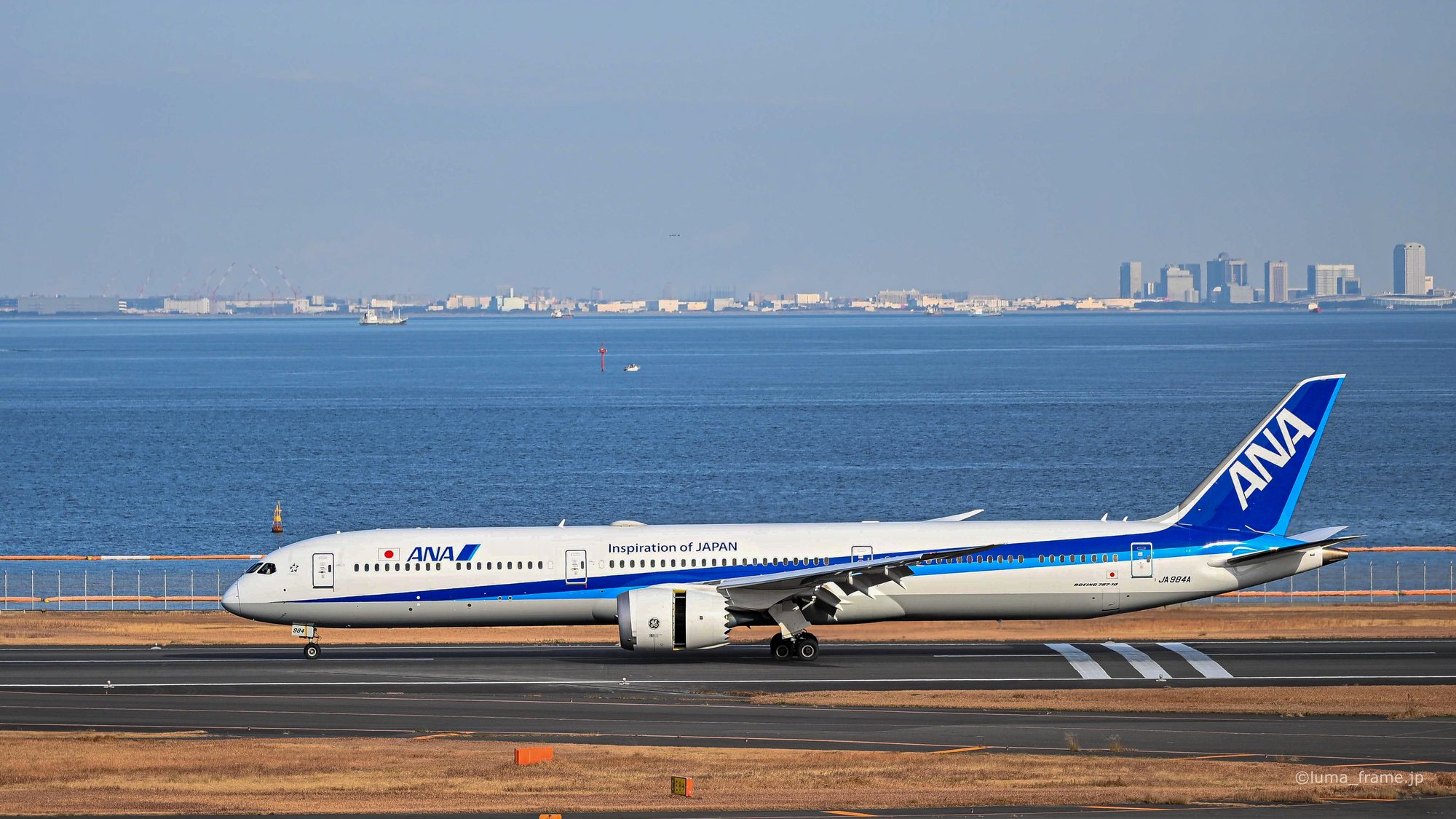 湾の向こうに / 羽田空港で撮影した航空写真。Across the Bay (Nikon Z6III / LUMA Frame)