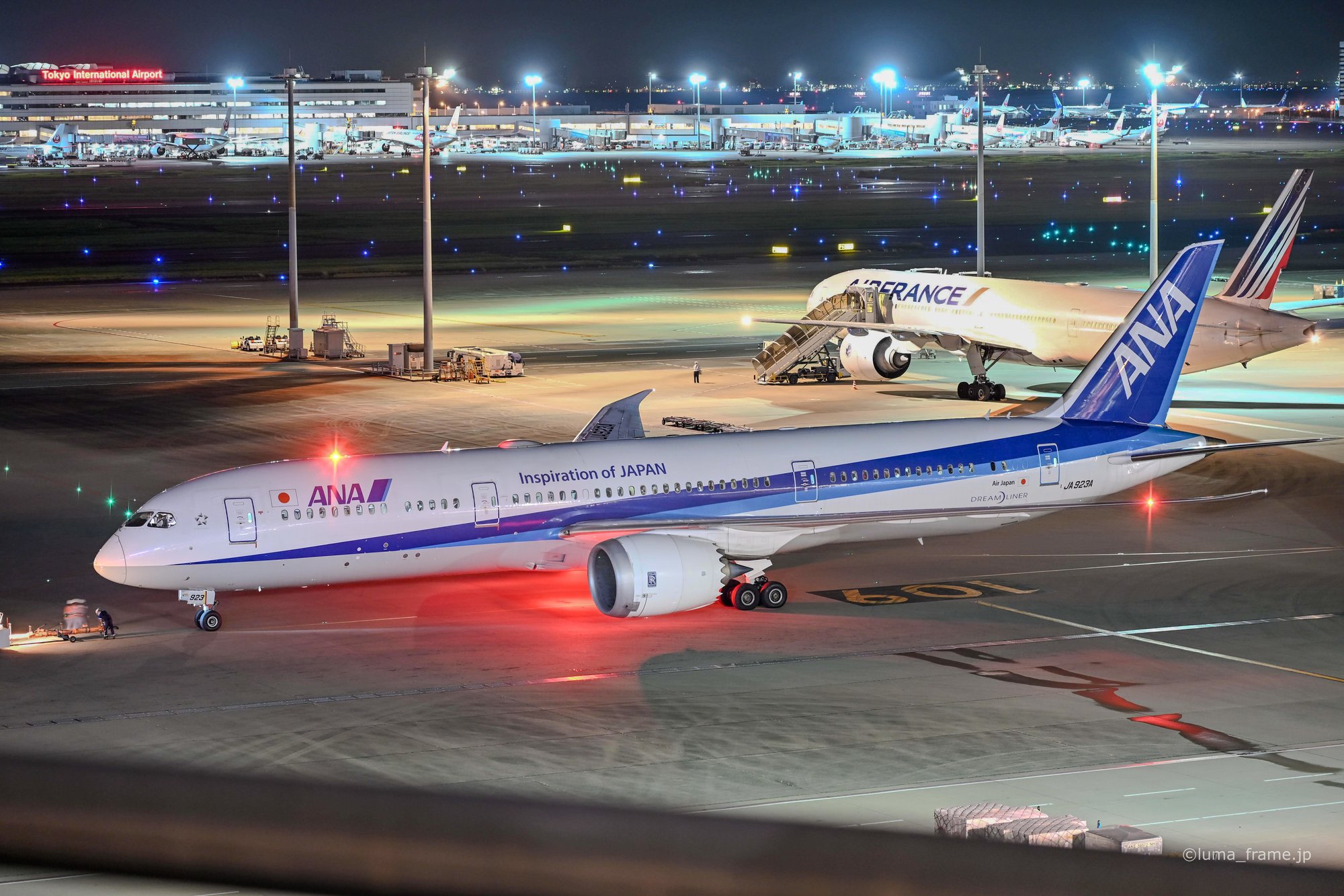 赤い明滅 / 羽田空港で撮影した航空写真。Red Blinking Light (Nikon Z6III / LUMA Frame)