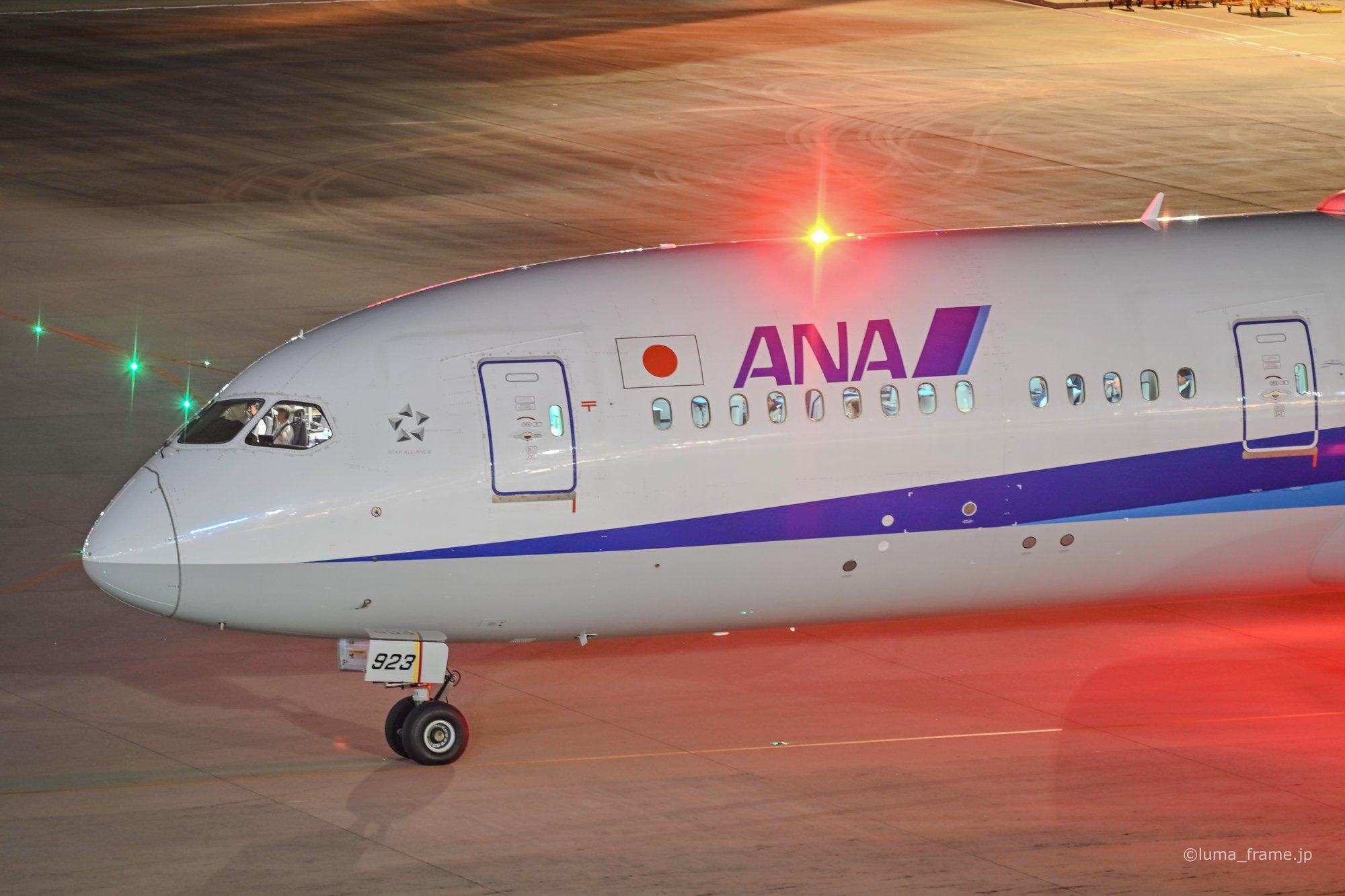 夜の機首 / 羽田空港で撮影した航空写真。The Nose at Night (Nikon Z6III / LUMA Frame)