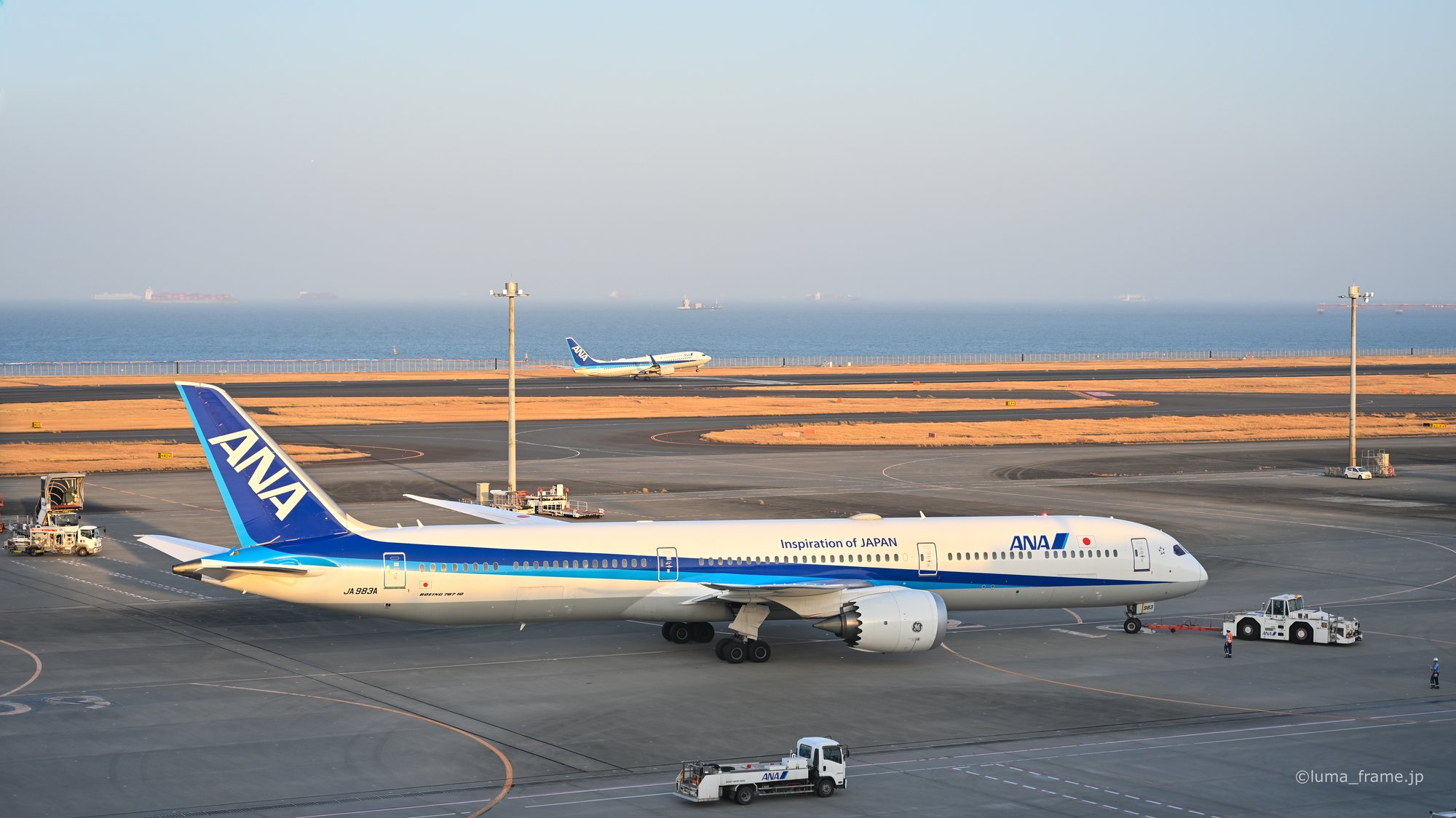 夕方のエプロン / 羽田空港で撮影した航空写真。The Evening Apron (Nikon Z6III / LUMA Frame)