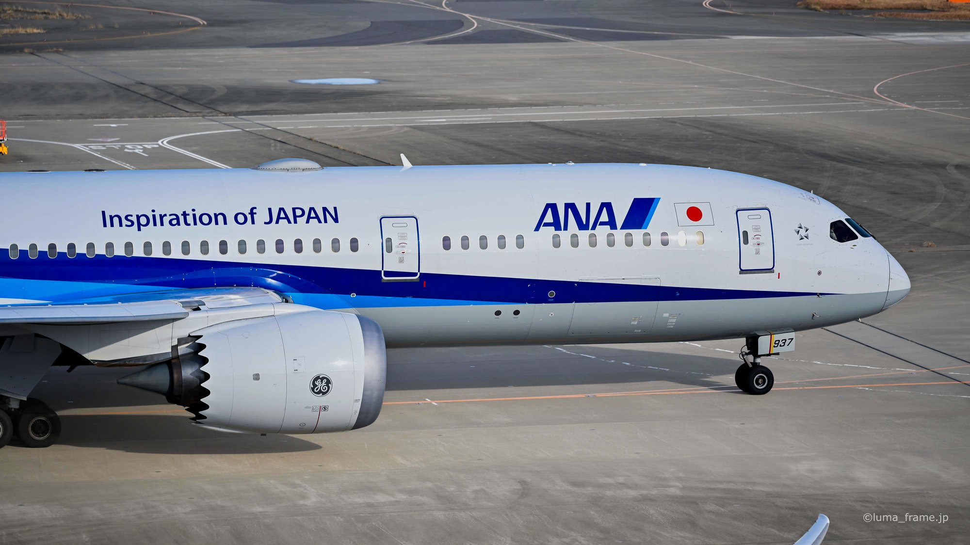 昼の機体 / 羽田空港で撮影した航空写真。Fuselage by Day (Nikon Z6III / LUMA Frame)