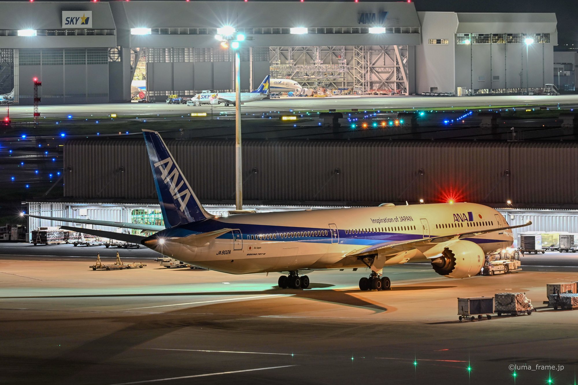 格納庫前の787 / 羽田空港で撮影した航空写真。787 Before the Hangar (Nikon Z6III / LUMA Frame)