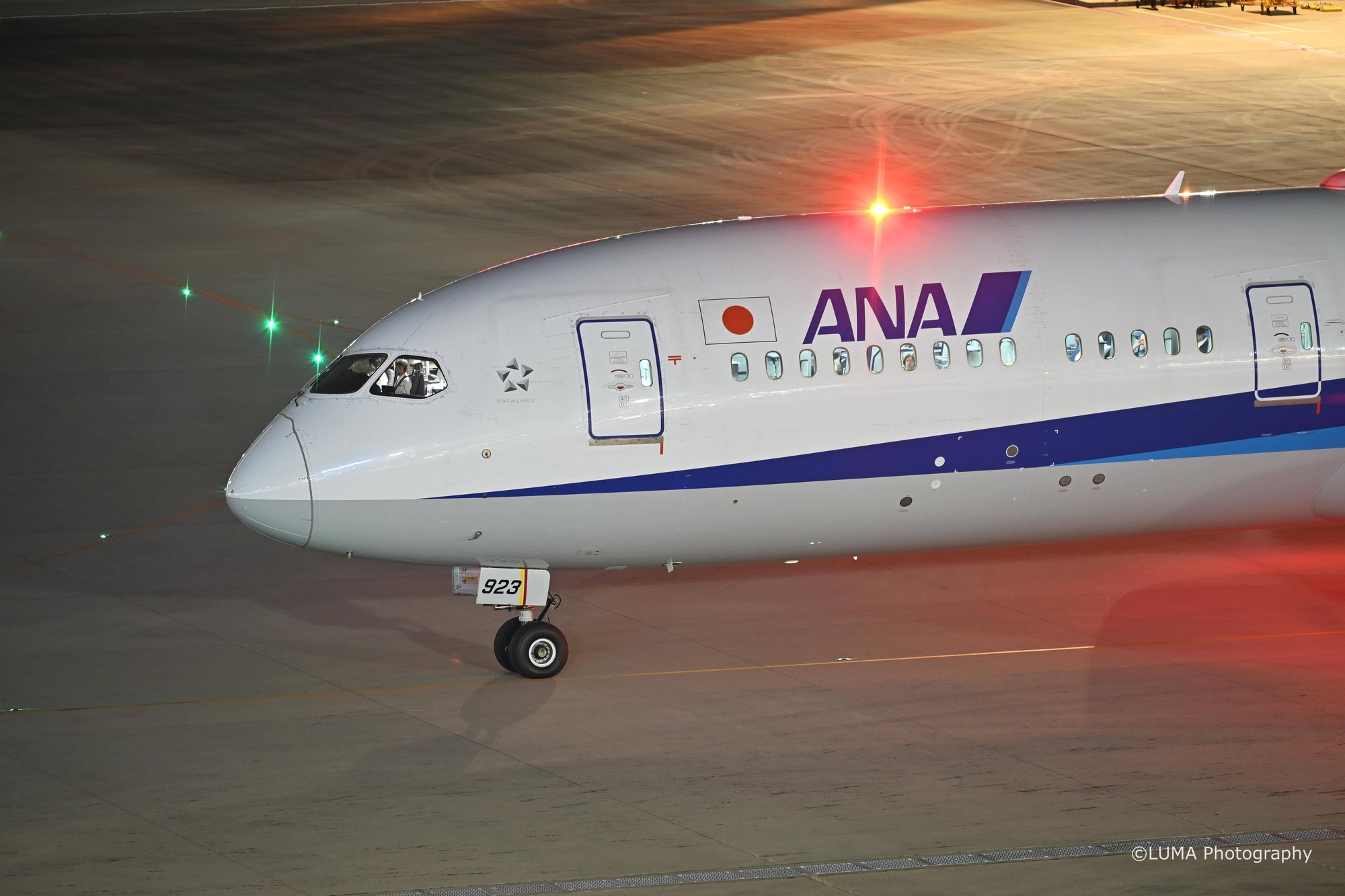夜の鼻先 / 羽田空港で撮影した航空写真。Nose at Night (Nikon Z6III / LUMA Frame)