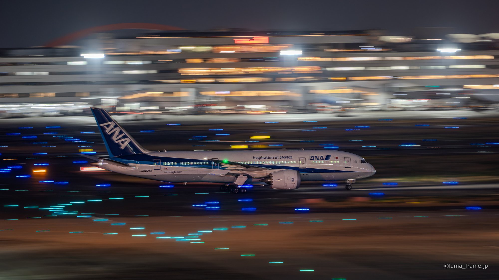 夜を流す / 羽田空港で撮影した航空写真。Panning Through the Night (Nikon Z6III / LUMA Frame)