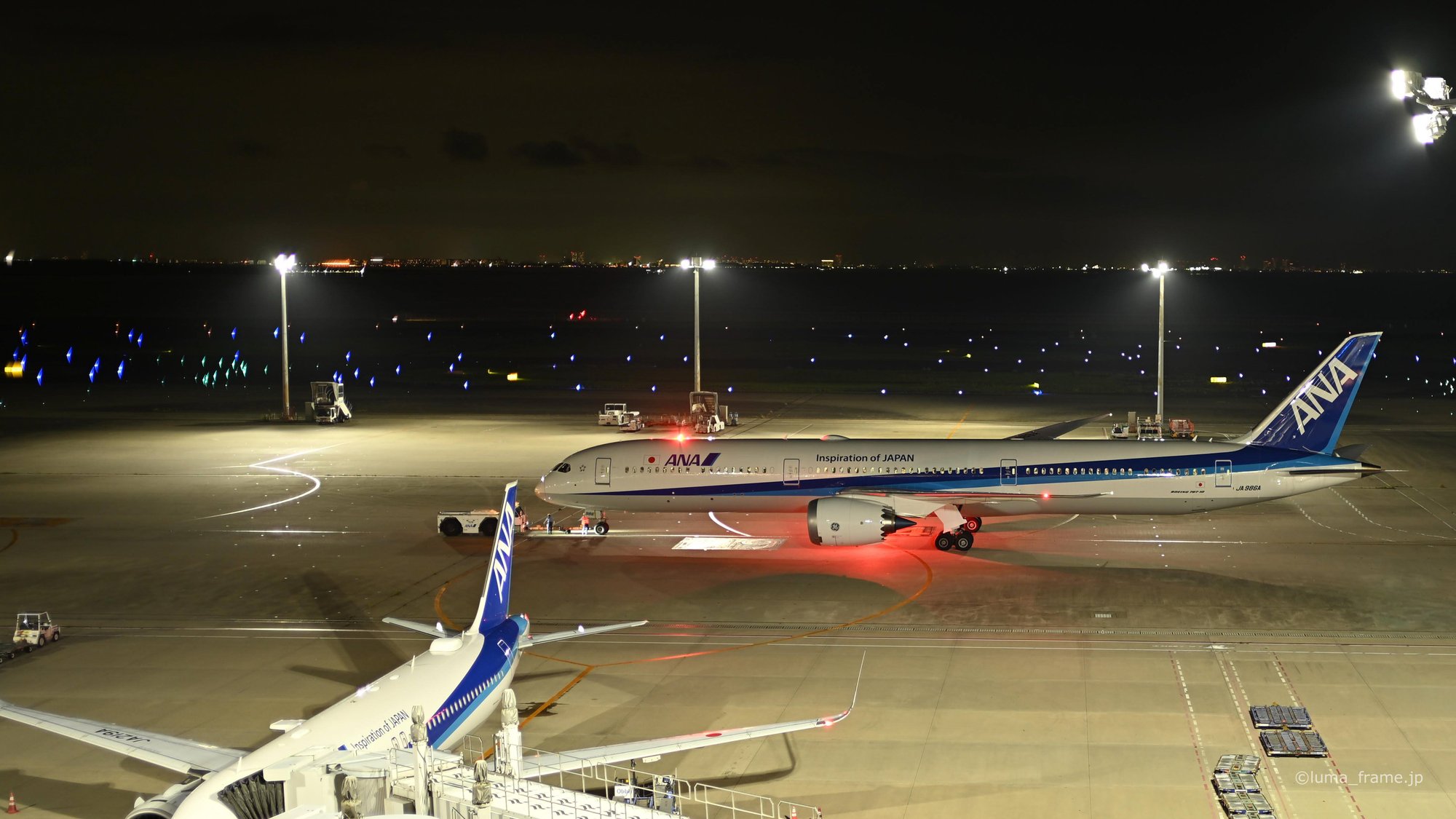 投光器の下で / 羽田空港で撮影した航空写真。Under the Floodlights (Nikon Z6III / LUMA Frame)