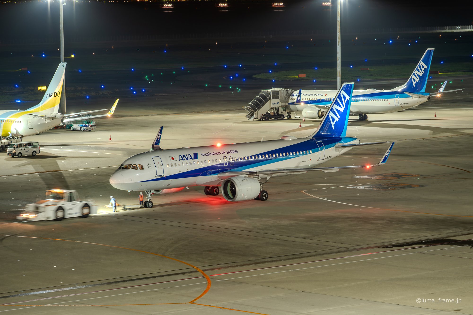 夜のエプロン / 羽田空港で撮影した航空写真。The Apron at Night (Nikon Z6III / LUMA Frame)