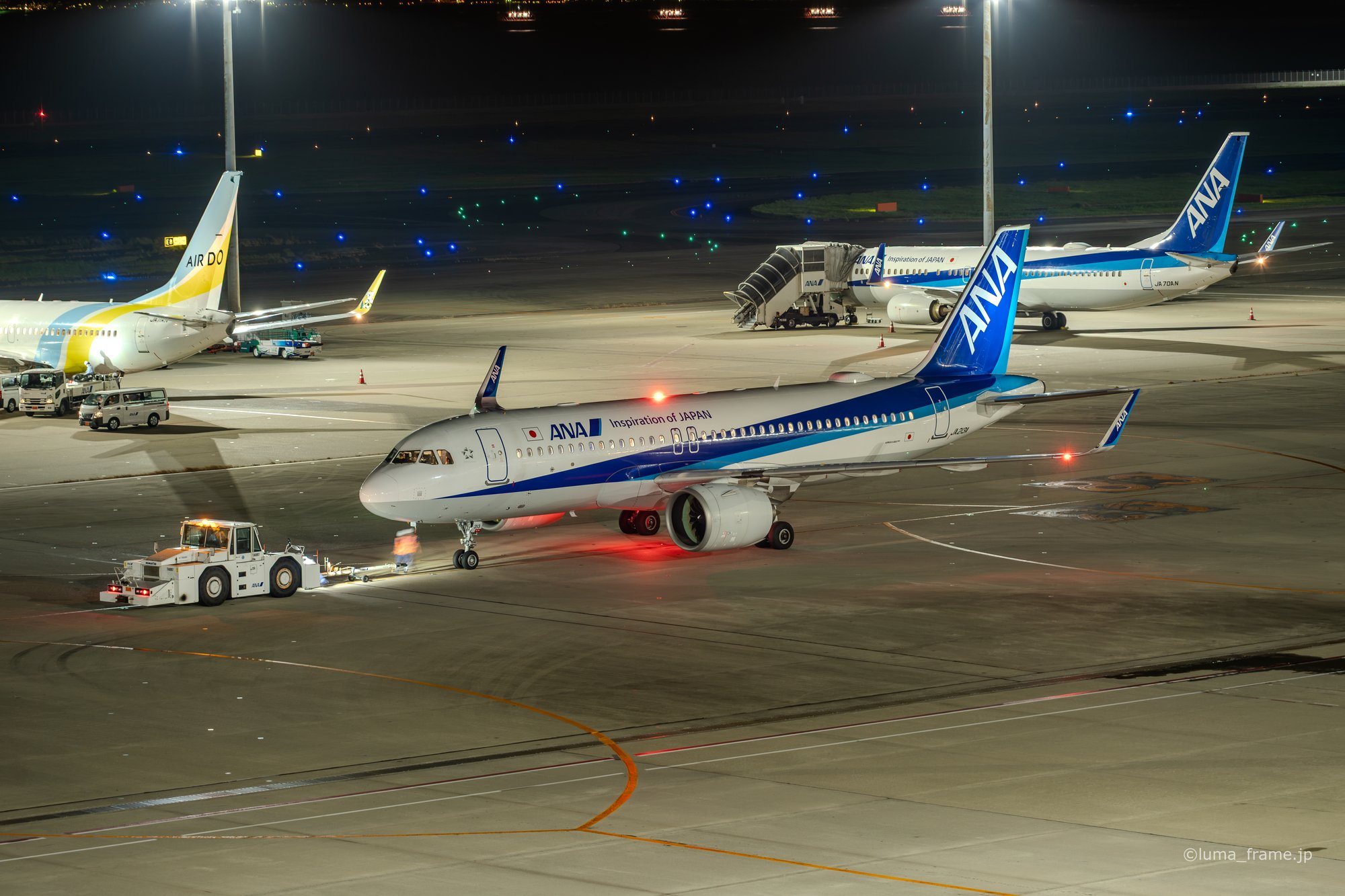 押し出される機体 / 羽田空港で撮影した航空写真。Pushing Back (Nikon Z6III / LUMA Frame)