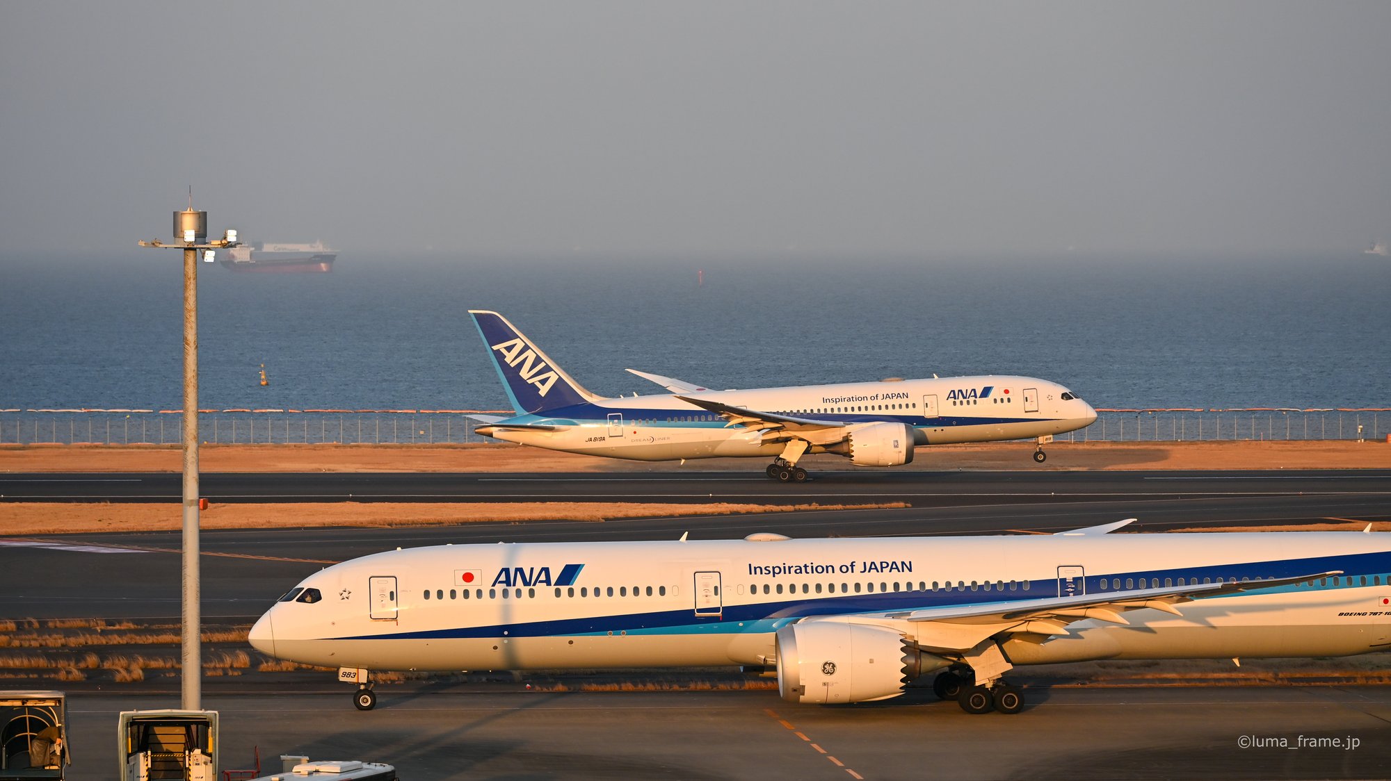 海辺の並び / 羽田空港で撮影した航空写真。Lined Up by the Sea (Nikon Z6III / LUMA Frame)