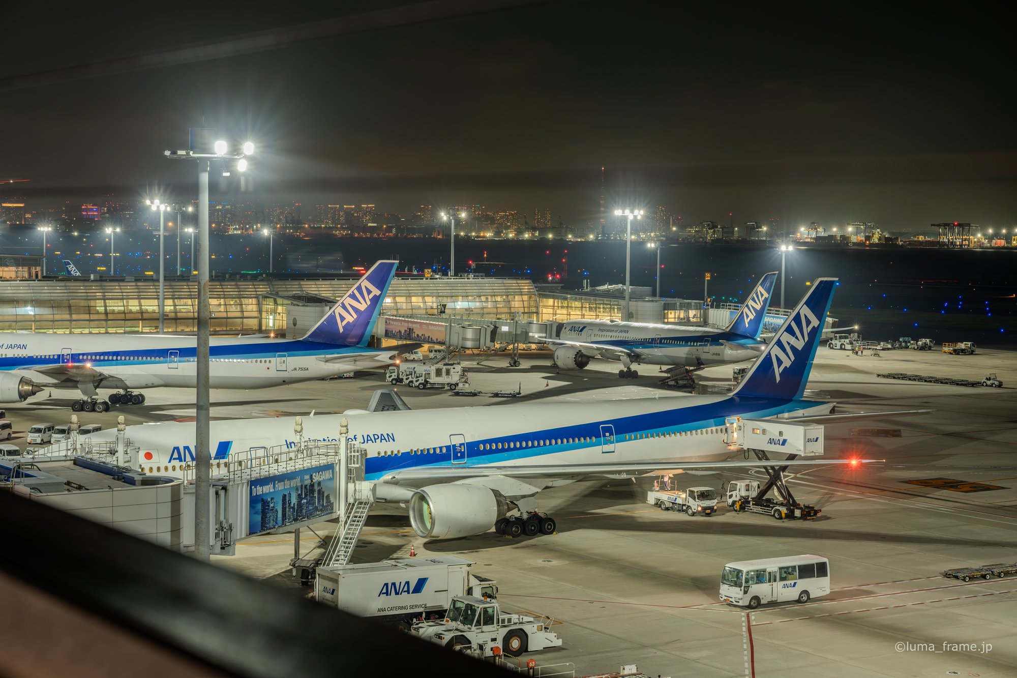 並ぶスポット / 羽田空港で撮影した航空写真。Gates in a Row (Nikon Z6III / LUMA Frame)