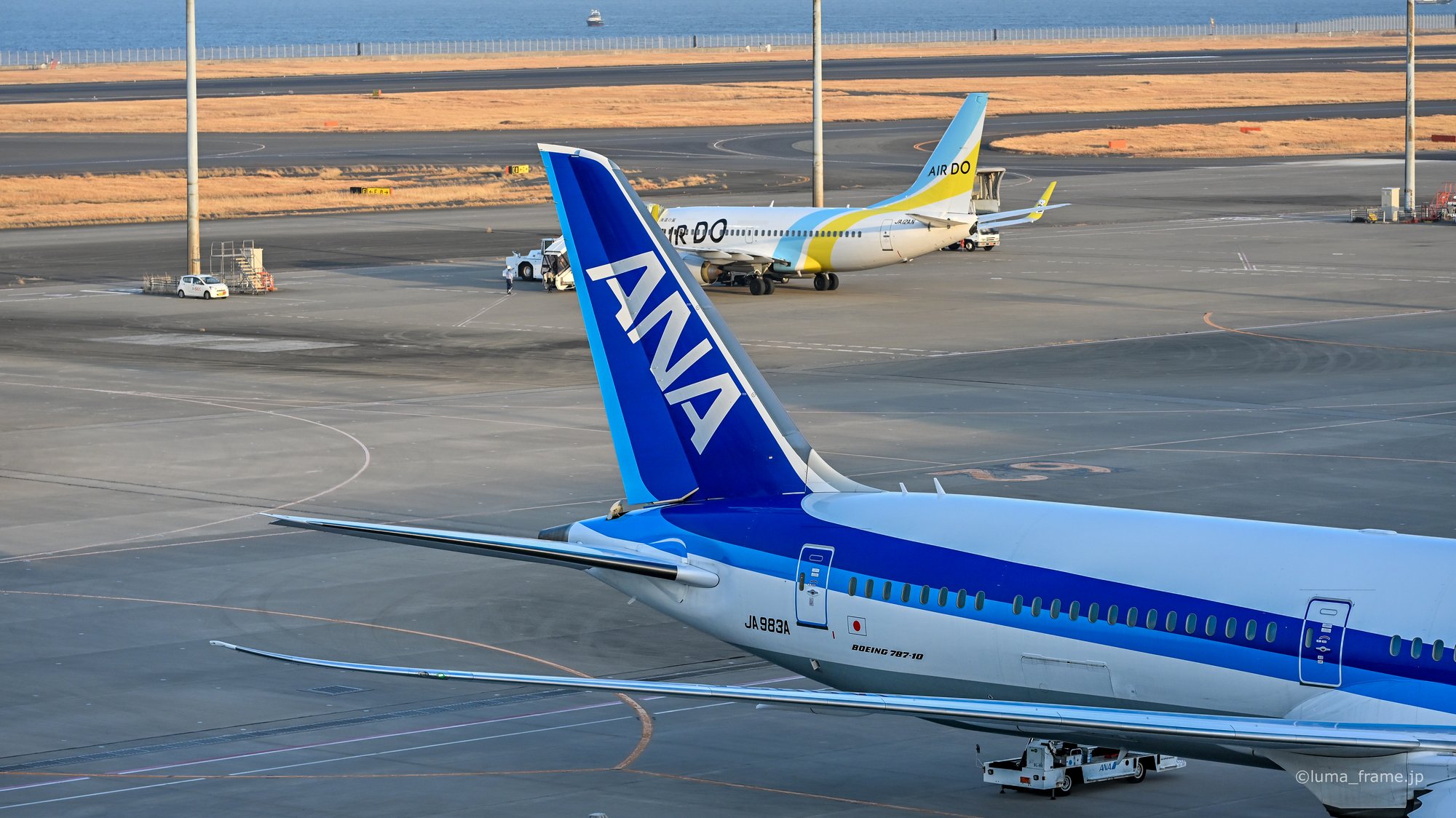 尾翼の向こうに / 羽田空港で撮影した航空写真。Beyond the Tailfin (Nikon Z6III / LUMA Frame)