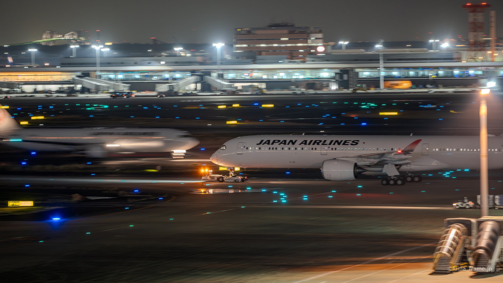 灯りのエプロン / 羽田空港で撮影した航空写真。Apron Lights (Nikon Z6III / LUMA Frame)