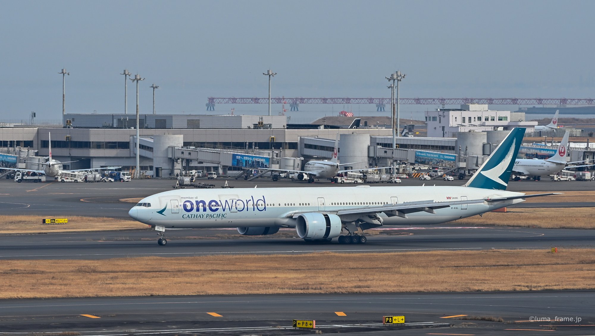 キャセイの777 / 羽田空港で撮影した航空写真。Cathay 777 (Nikon Z6III / LUMA Frame)