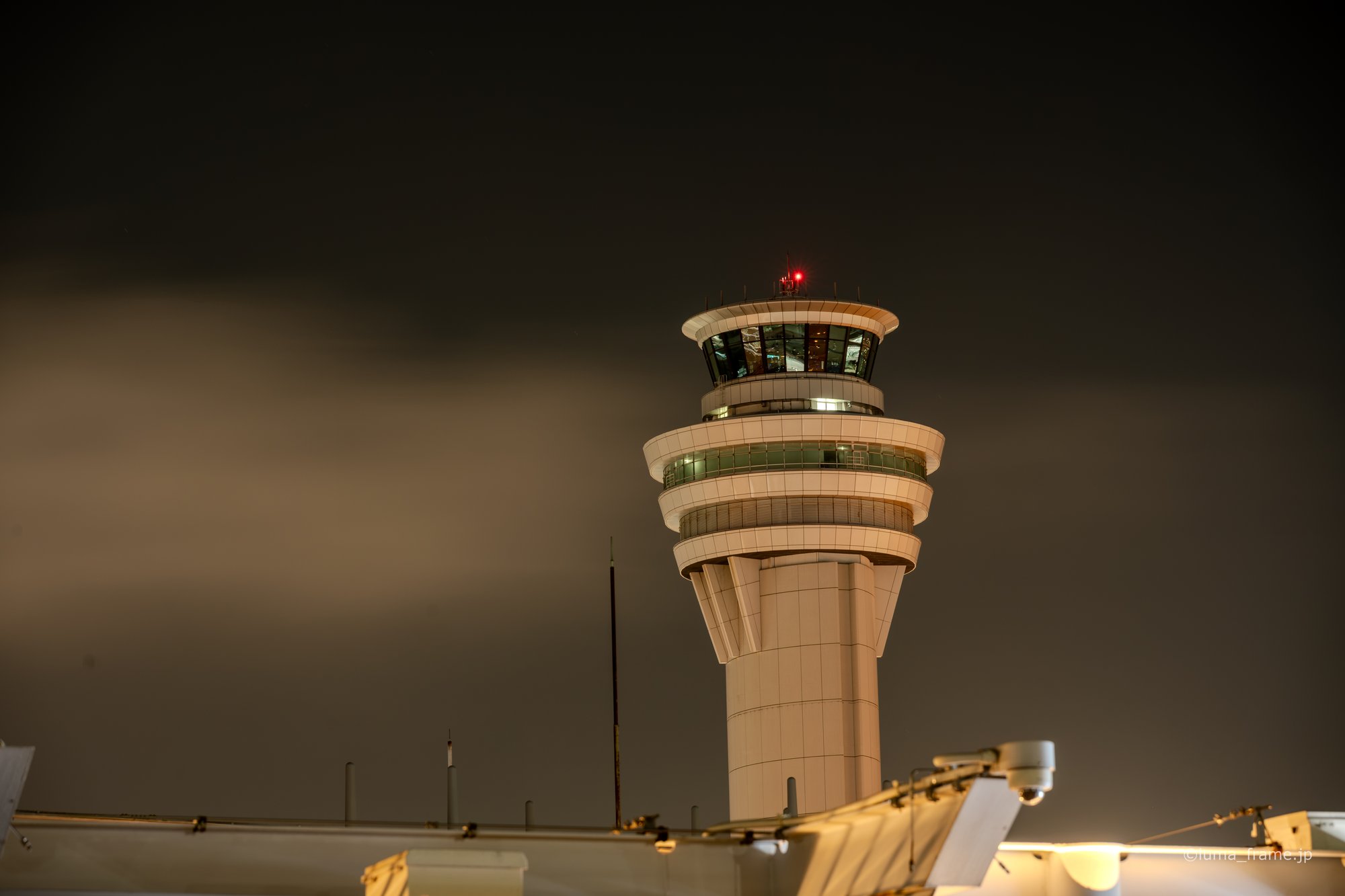 夜の管制塔 / 羽田空港で撮影した航空写真。The Tower at Night (Nikon Z6III / LUMA Frame)