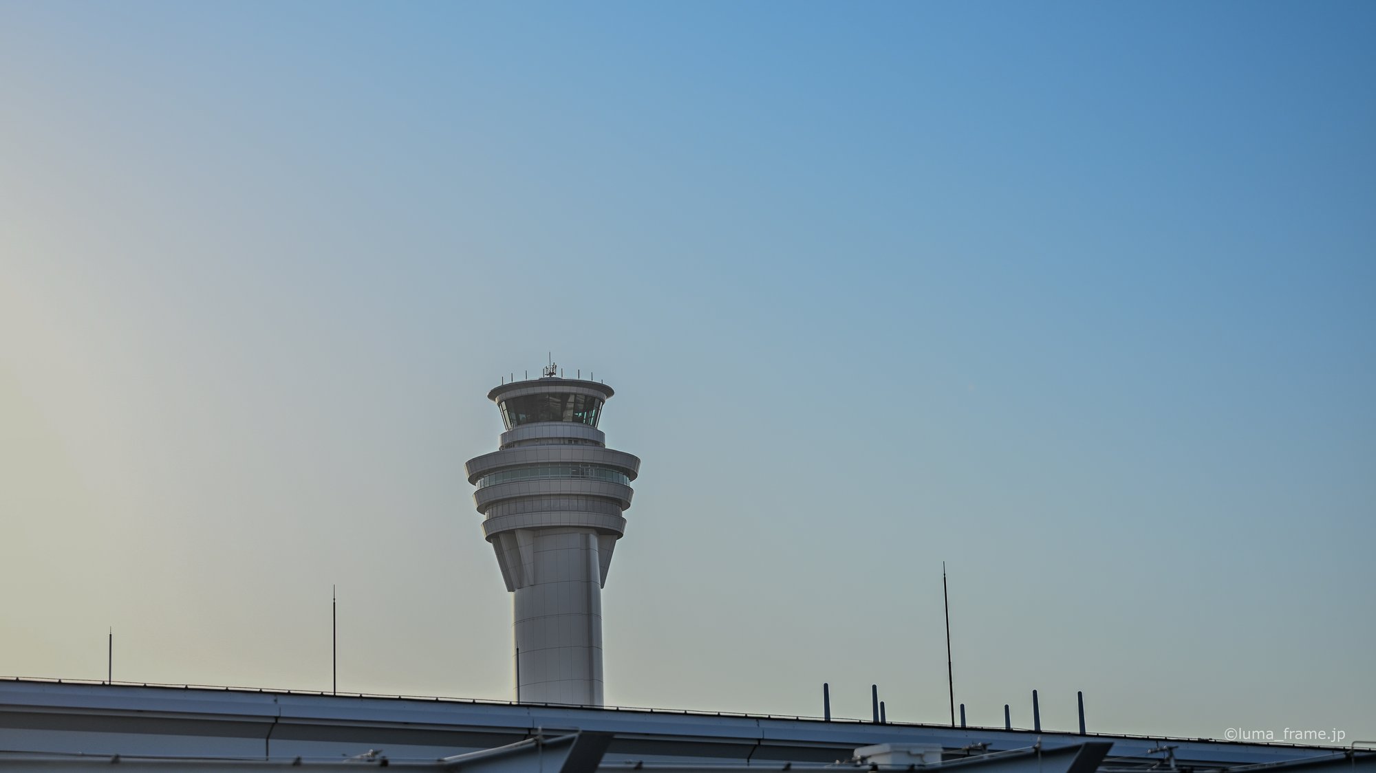 昼の管制塔 / 羽田空港で撮影した航空写真。Control Tower by Day (Nikon Z6III / LUMA Frame)