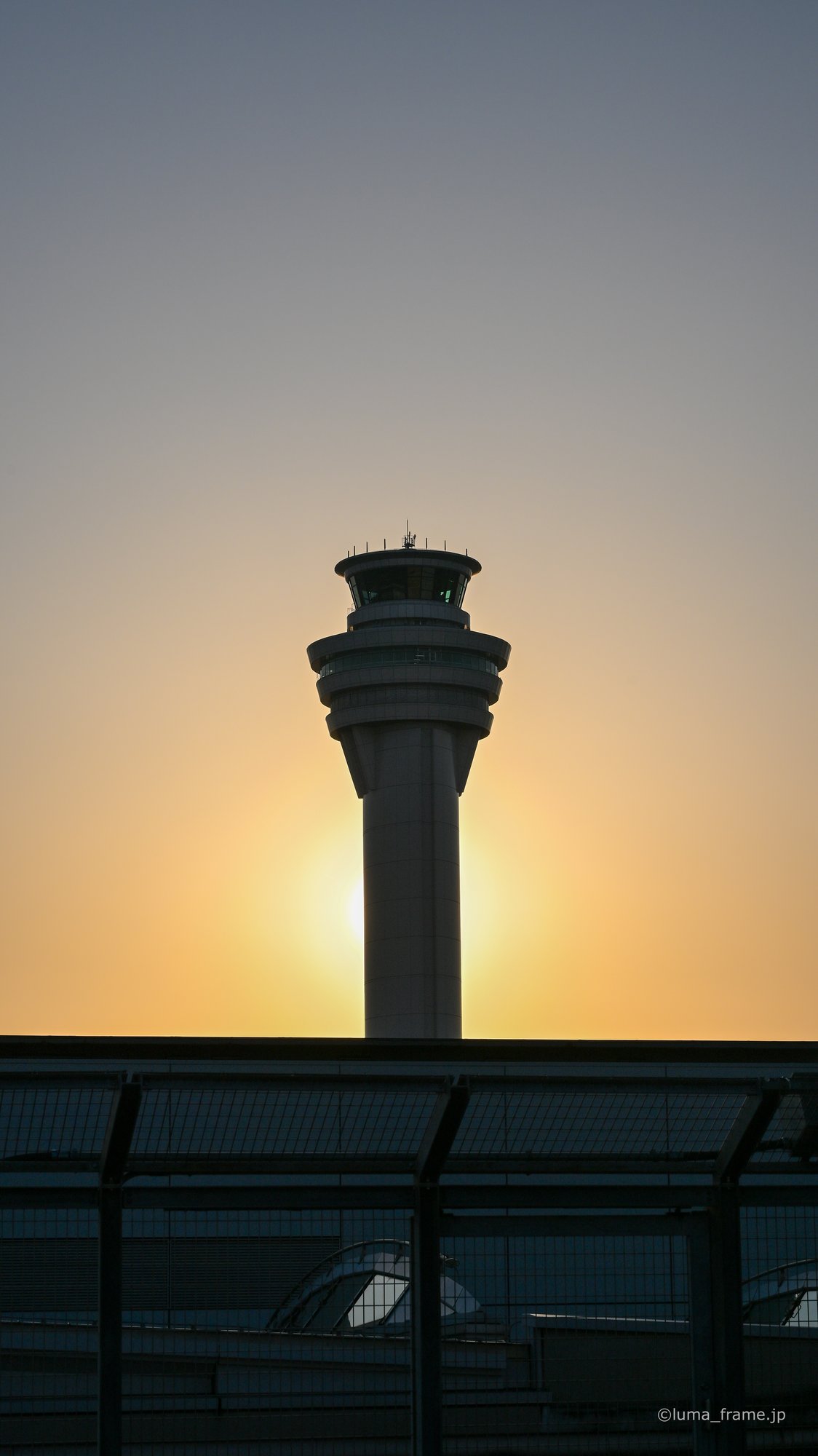 日没の管制塔 / 羽田空港で撮影した航空写真。Tower at Sundown (Nikon Z6III / LUMA Frame)