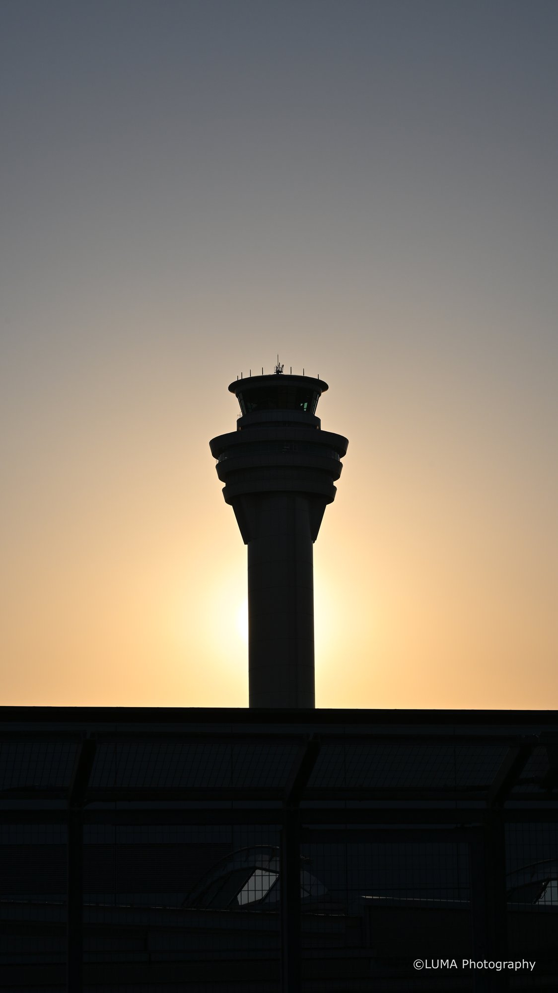 管制塔の夕日 / 羽田空港で撮影した風景写真。Control Tower Silhouette (Nikon Z6III / LUMA Frame)