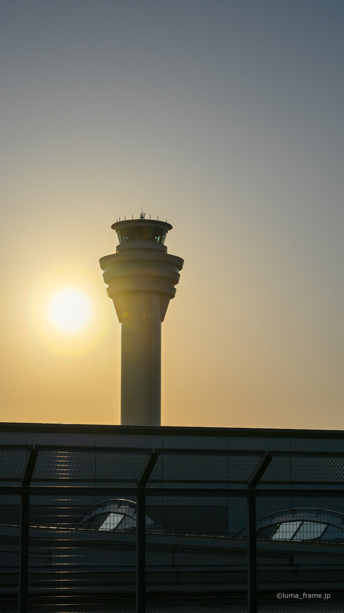 夕日と管制塔 / 羽田空港で撮影した航空写真。Tower Against the Sun (Nikon Z6III / LUMA Frame)