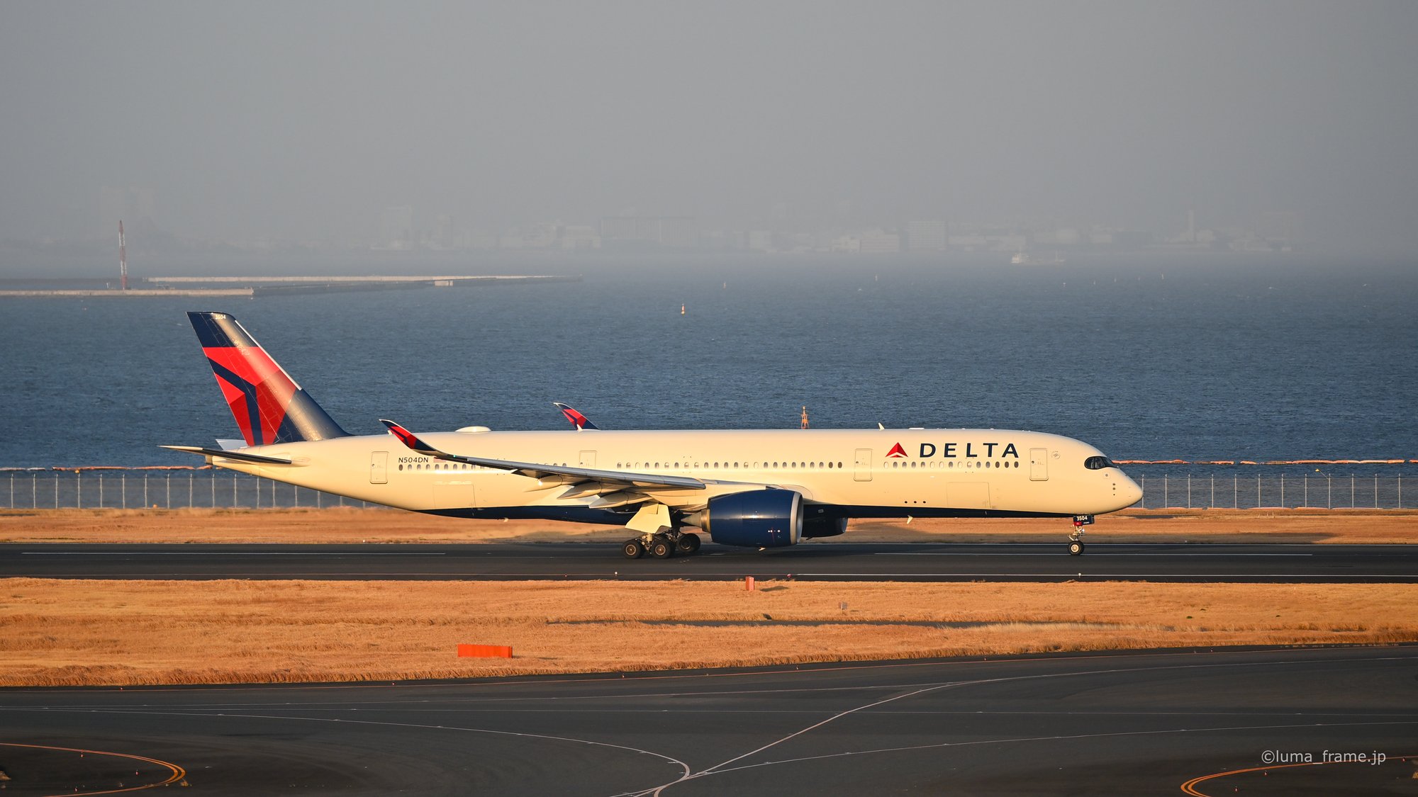 夕景のデルタ / 羽田空港で撮影した航空写真。Delta at Dusk (Nikon Z6III / LUMA Frame)