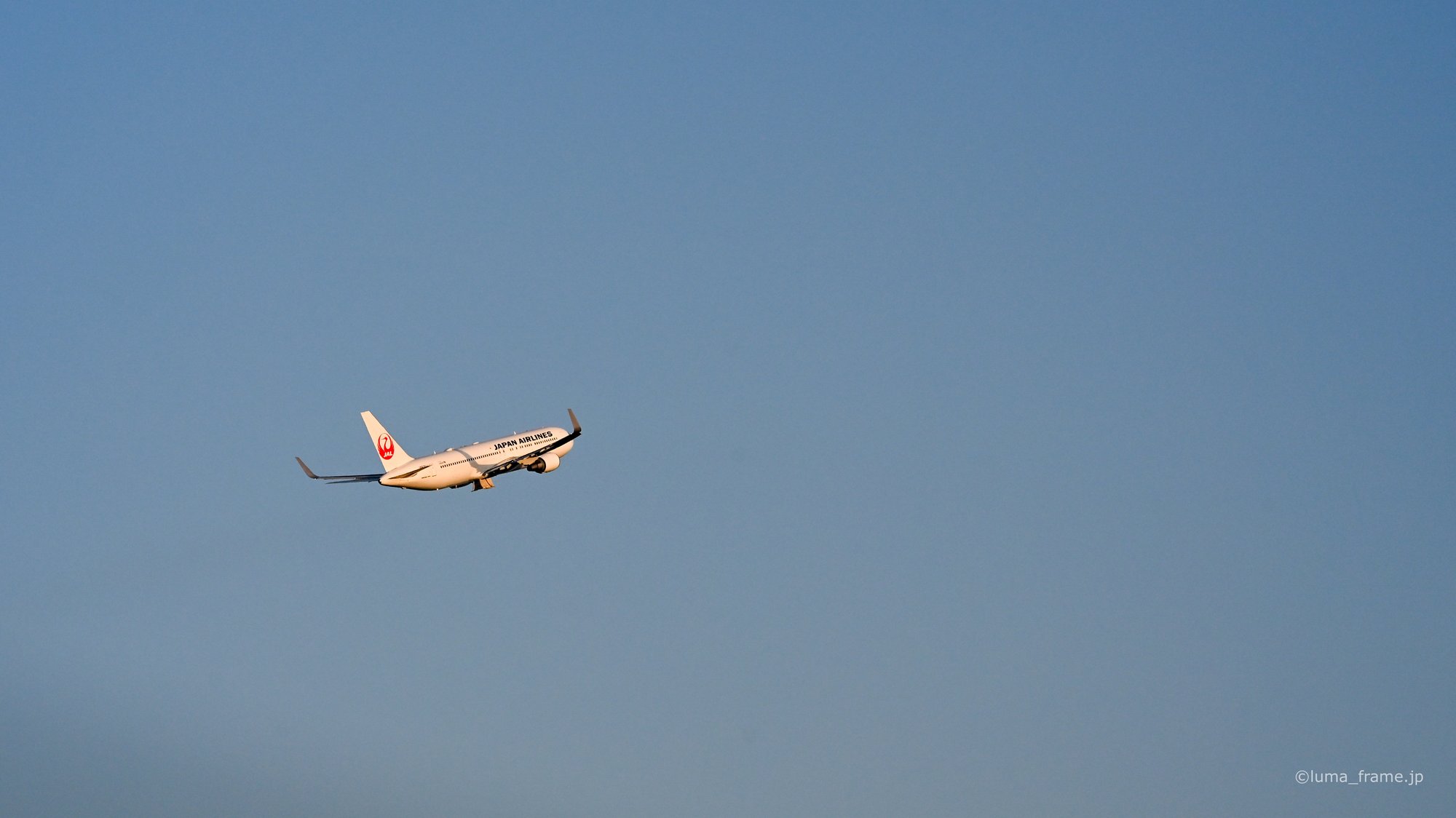 湾を越えて / 羽田空港で撮影した航空写真。Out Over the Bay (Nikon Z6III / LUMA Frame)