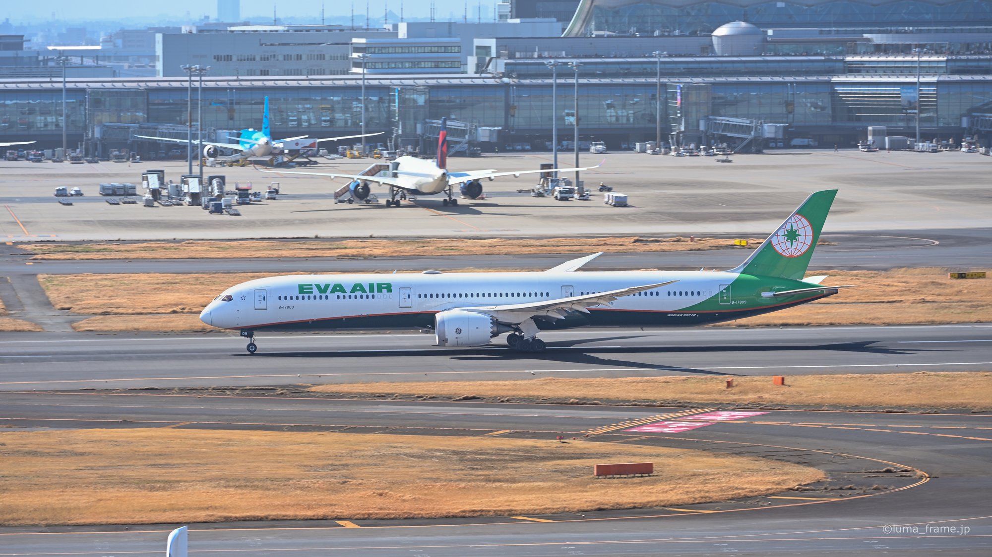 エバー航空の駐機 / 羽田空港で撮影した航空写真。EVA Air on the Apron (Nikon Z6III / LUMA Frame)