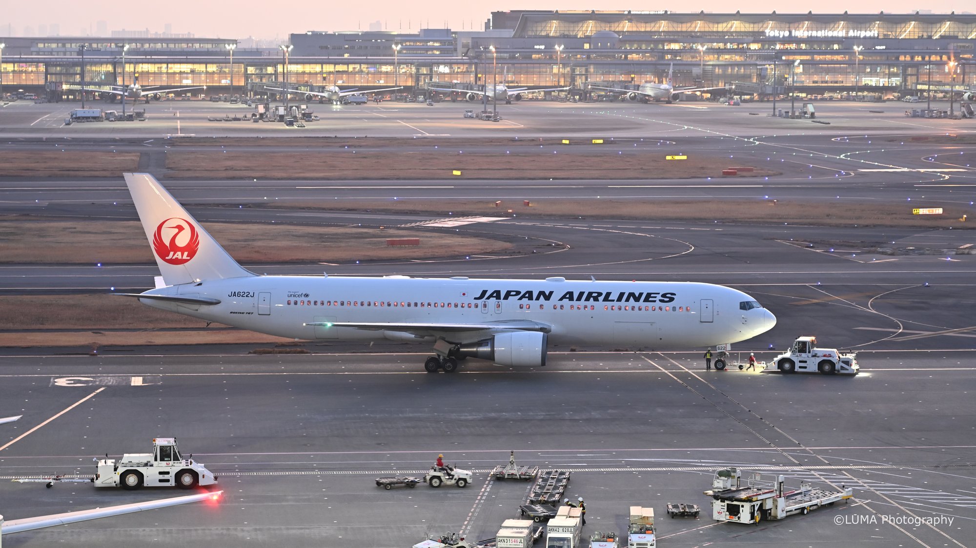 夜明けの羽田 / 羽田空港で撮影した航空写真。Haneda at Dawn (Nikon Z6III / LUMA Frame)