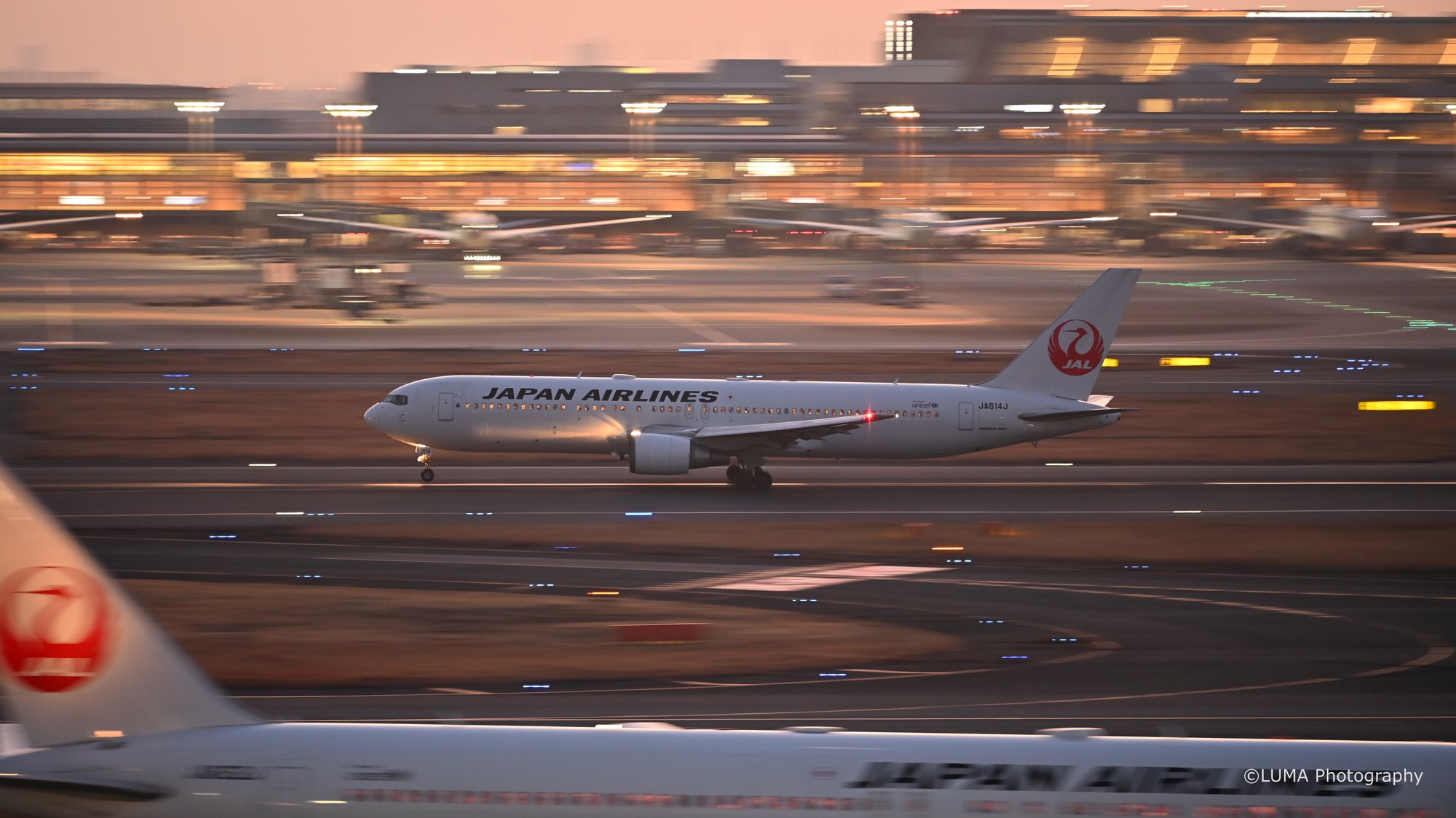 B6と夕焼け / 羽田空港で撮影した航空写真。Dusk with B6 (Nikon Z6III / LUMA Frame)