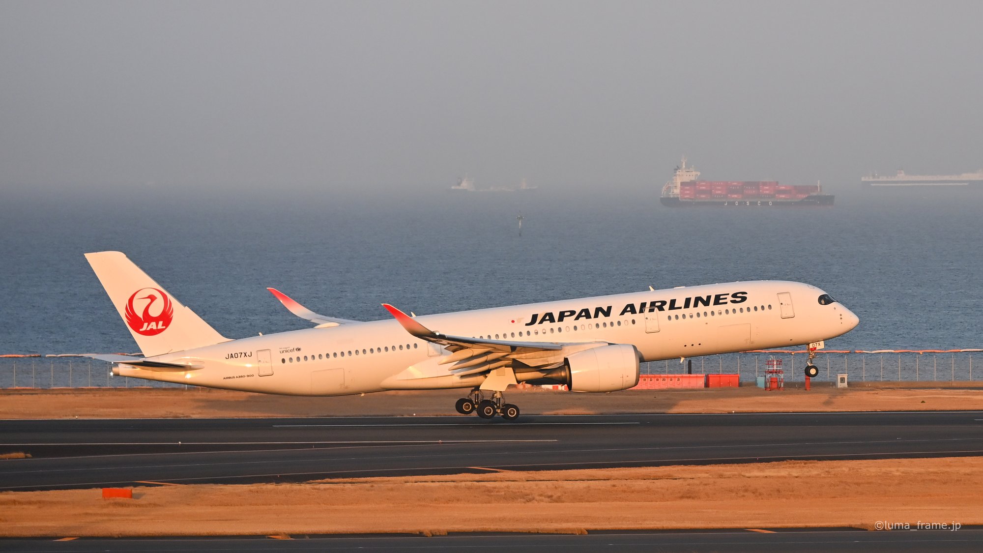 東京湾の767 / 羽田空港で撮影した航空写真。767 on Tokyo Bay (Nikon Z6III / LUMA Frame)