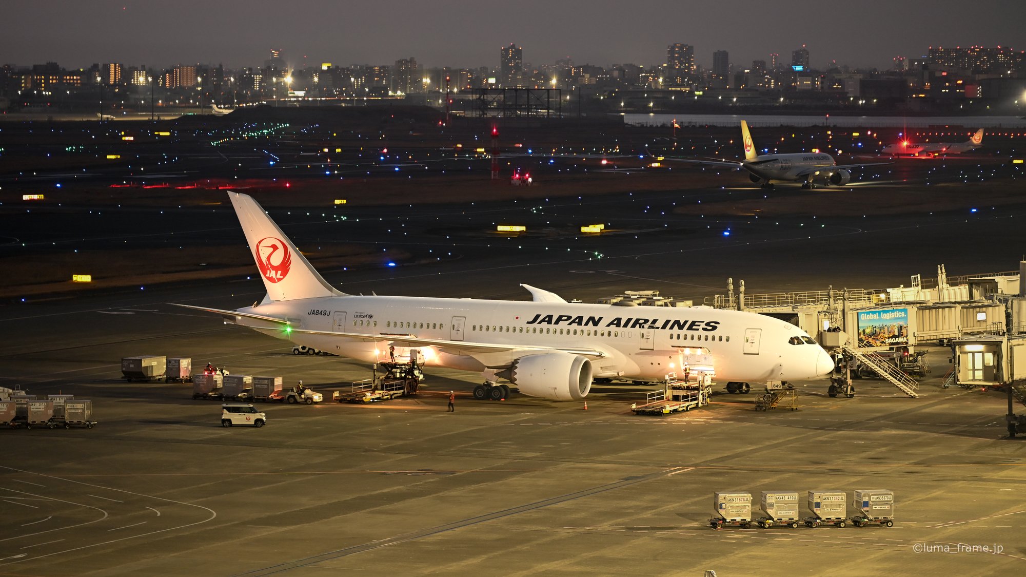 夜のターミナル / 羽田空港で撮影した航空写真。Terminal After Dark (Nikon Z6III / LUMA Frame)