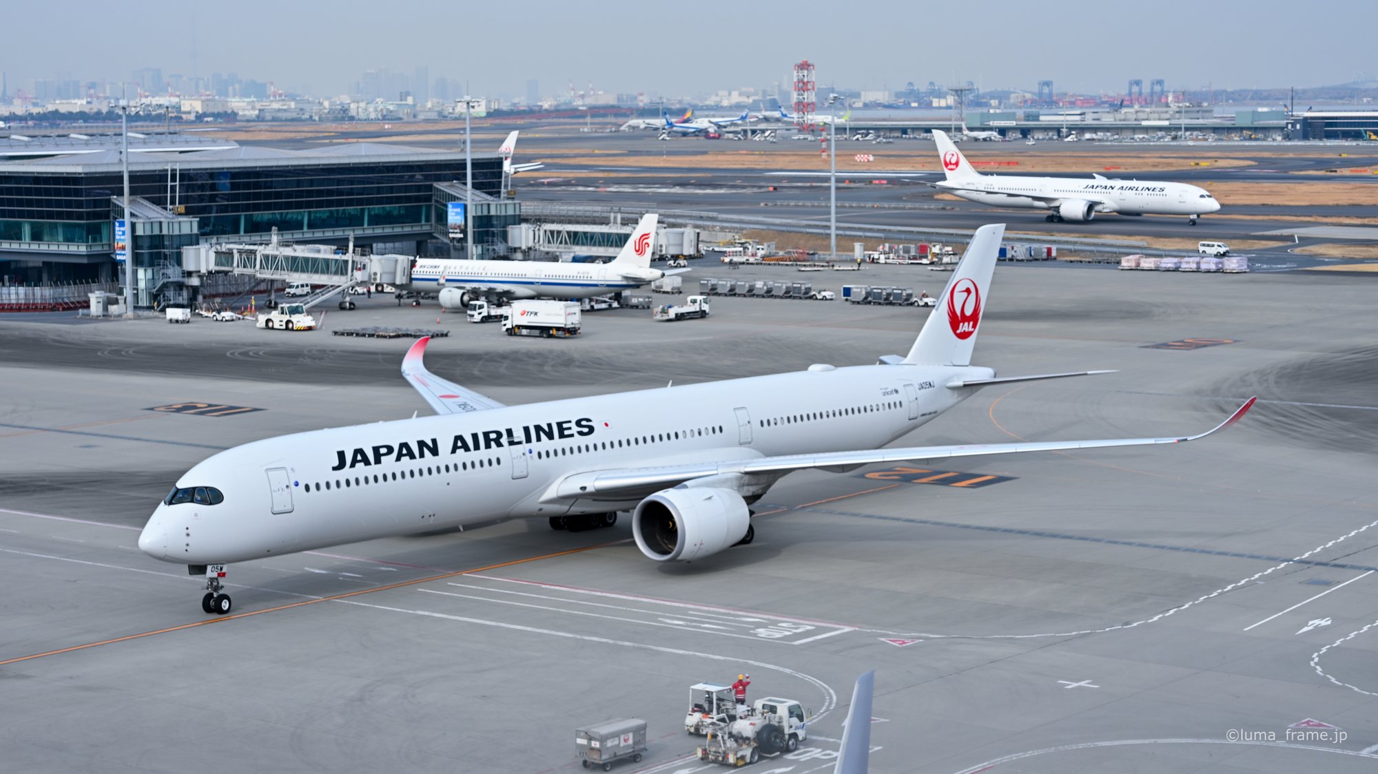 鶴とワンワールド / 羽田空港で撮影した航空写真。Crane and oneworld (Nikon Z6III / LUMA Frame)