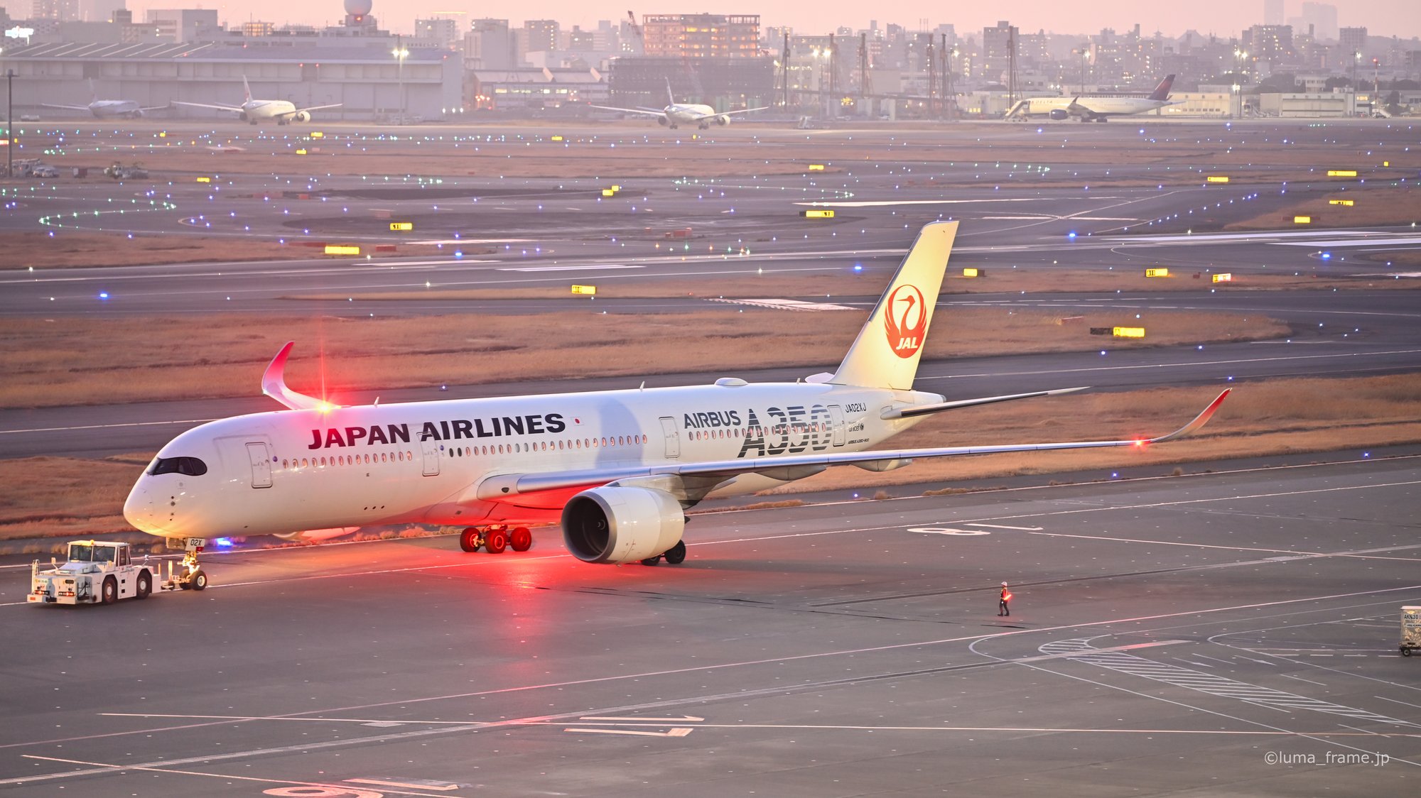 赤い灯 / 羽田空港で撮影した航空写真。The Red Beacon (Nikon Z6III / LUMA Frame)